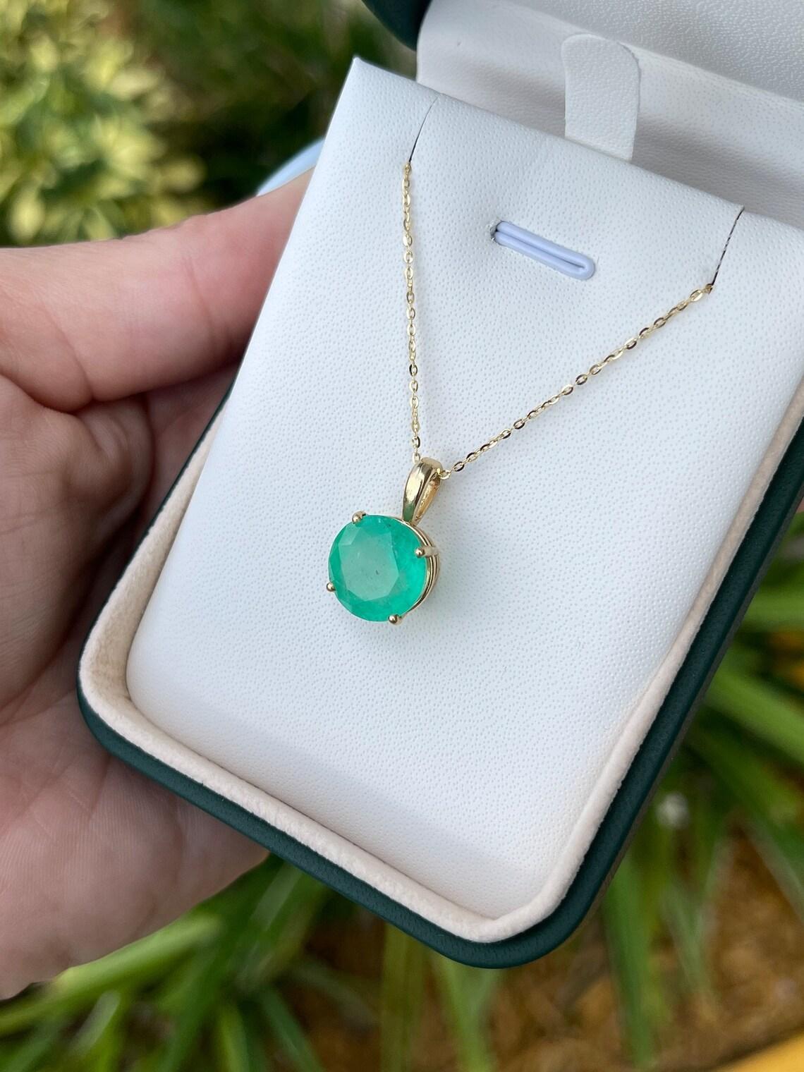 Pendentif solitaire en or 14 carats avec émeraude colombienne de 6,50 carats Neuf - En vente à Jupiter, FL