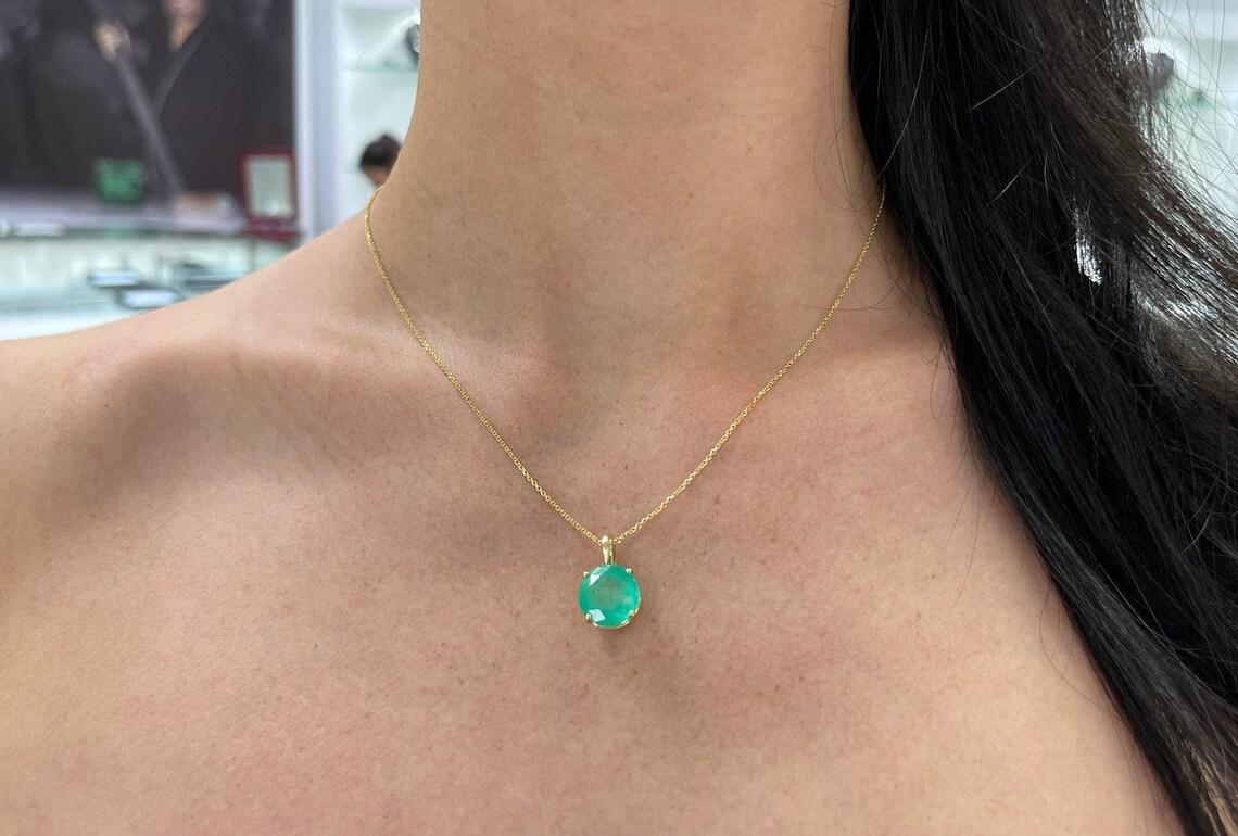 Pendentif solitaire en or 14 carats avec émeraude colombienne de 6,50 carats Pour femmes en vente