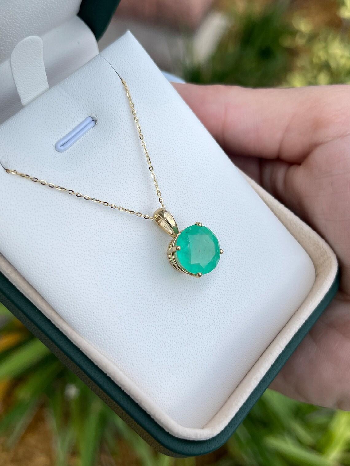 Pendentif solitaire en or 14 carats avec émeraude colombienne de 6,50 carats en vente 1