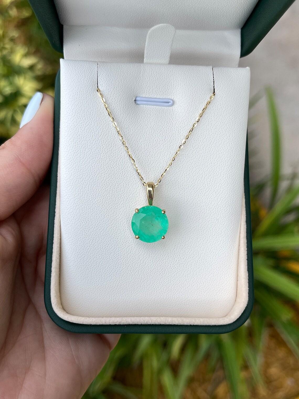 Pendentif solitaire en or 14 carats avec émeraude colombienne de 6,50 carats en vente 2
