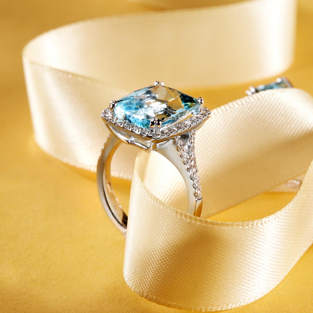 Contemporary 6.50 Carat Cushion Cut Aquamarine 18 Carat White Gold Diamond Halo Ring For Sale