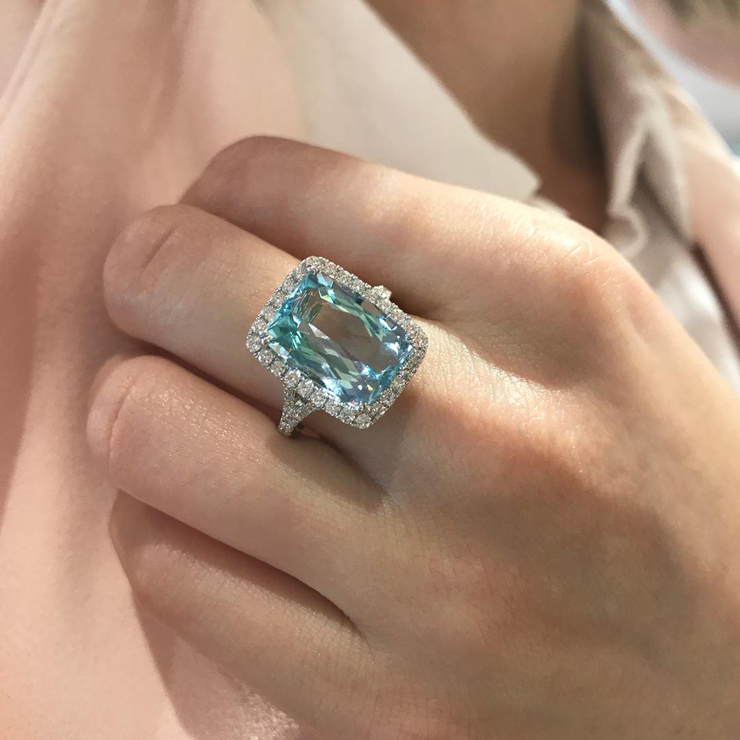 6.50 Carat Cushion Cut Aquamarine 18 Carat White Gold Diamond Halo Ring In New Condition For Sale In Woollahra, New South Wales