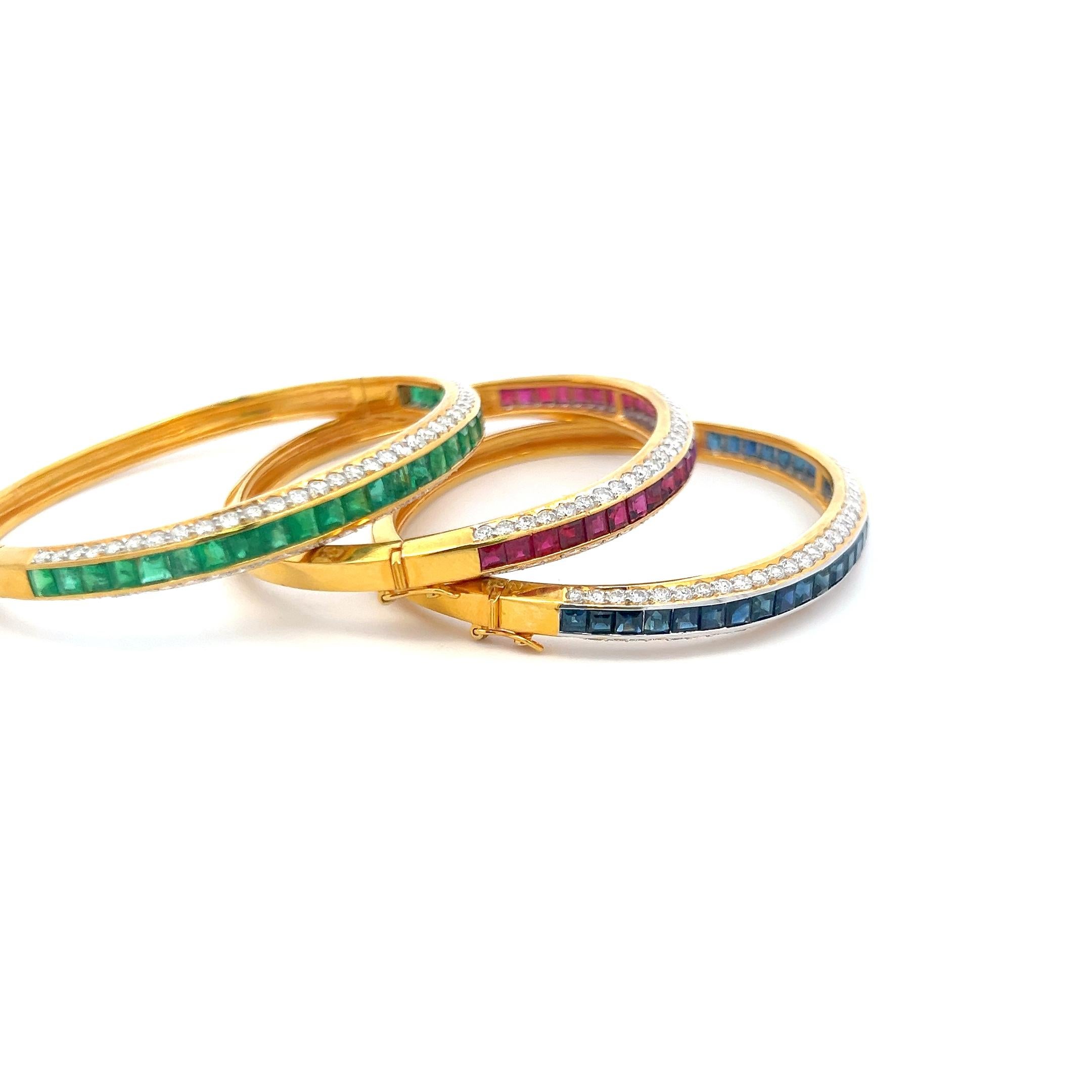 Título:
Diamante brillante redondo de 6,50 quilates Esmeralda talla esmeralda de 3,50 quilates Rubí talla esmeralda de 3,50 quilates Zafiro talla esmeralda Pulsera brazalete de oro amarillo de 18 quilates
Estilo:
Brazalete
Metal:
oro amarillo de 18