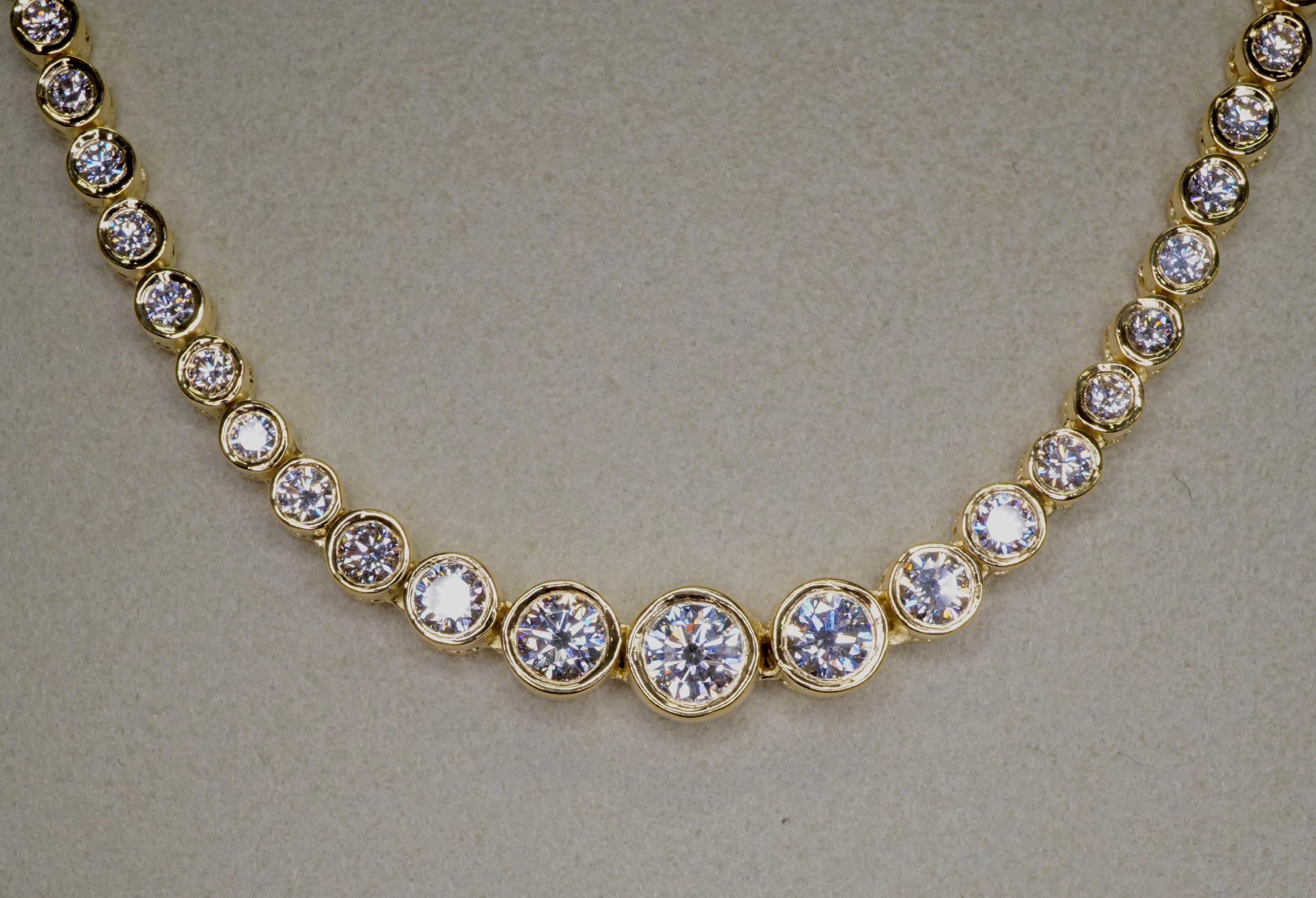 Taille ronde Collier tennis en or jaune 18 carats avec diamants de 6,50 carats sertis sur le chaton en vente