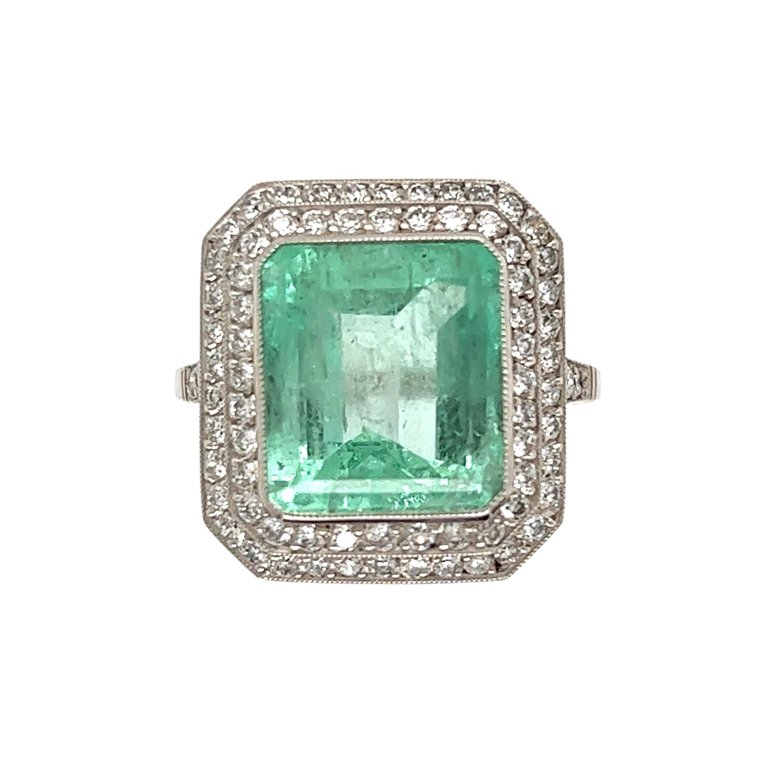 6.50 Carat Emerald and Diamond Art Deco Platinum Ring Estate Fine Jewelry In Excellent Condition For Sale In Montreal, QC
