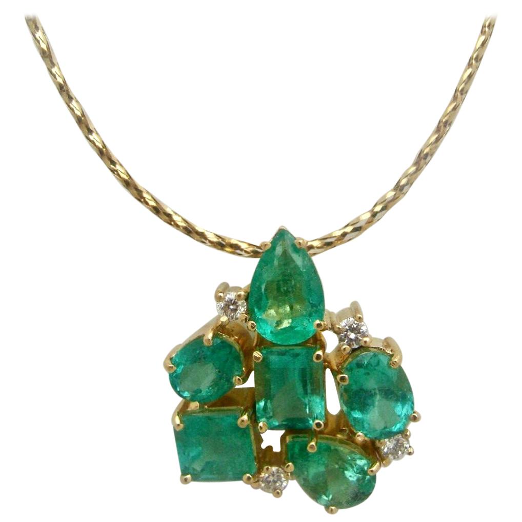 12.34 Carats Colombian Emerald Diamond Cocktail Pendant Necklace 18 Karat For Sale