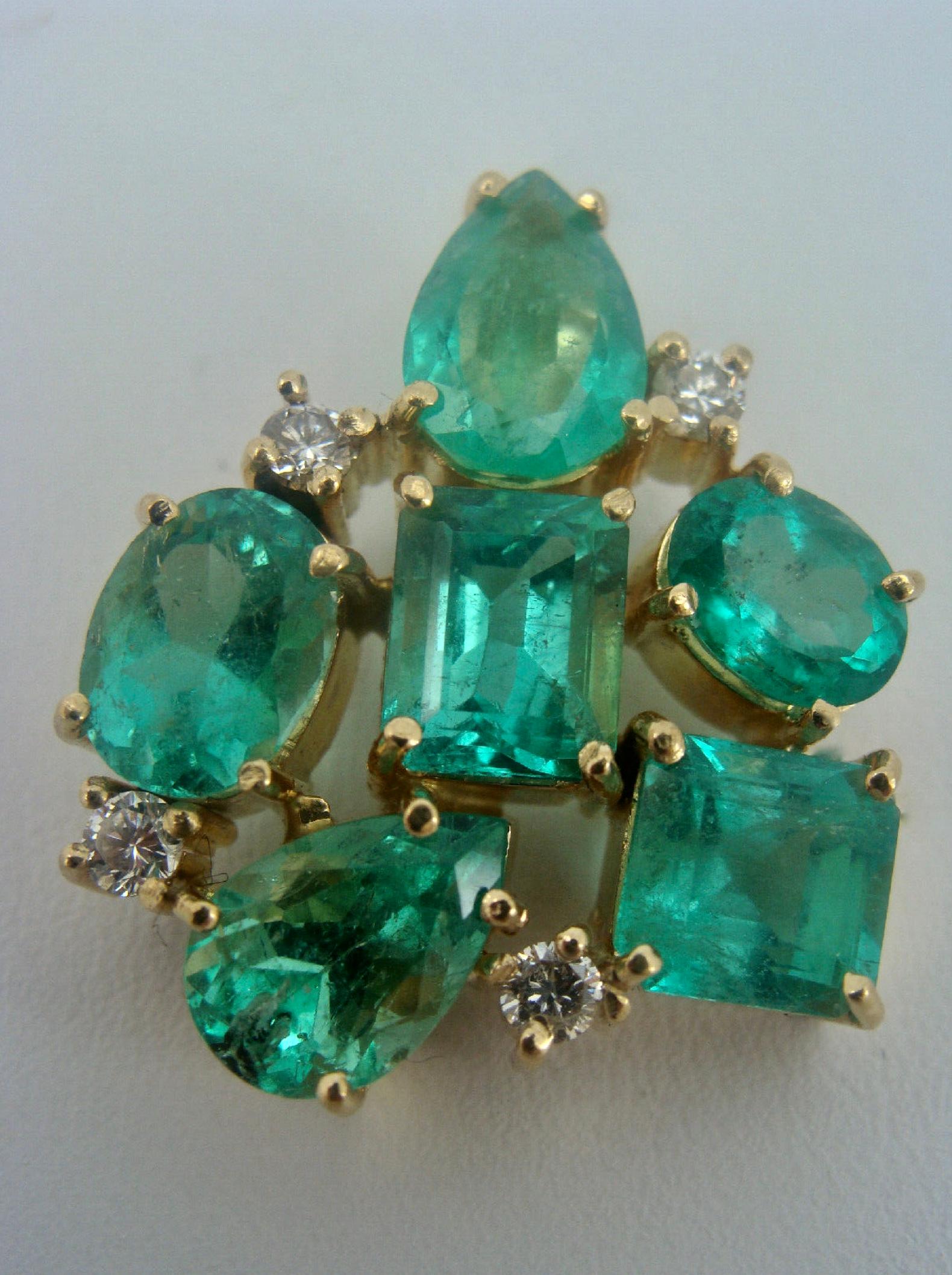 Contemporary 12.34 Carats Colombian Emerald Diamond Cocktail Pendant Necklace 18 Karat For Sale