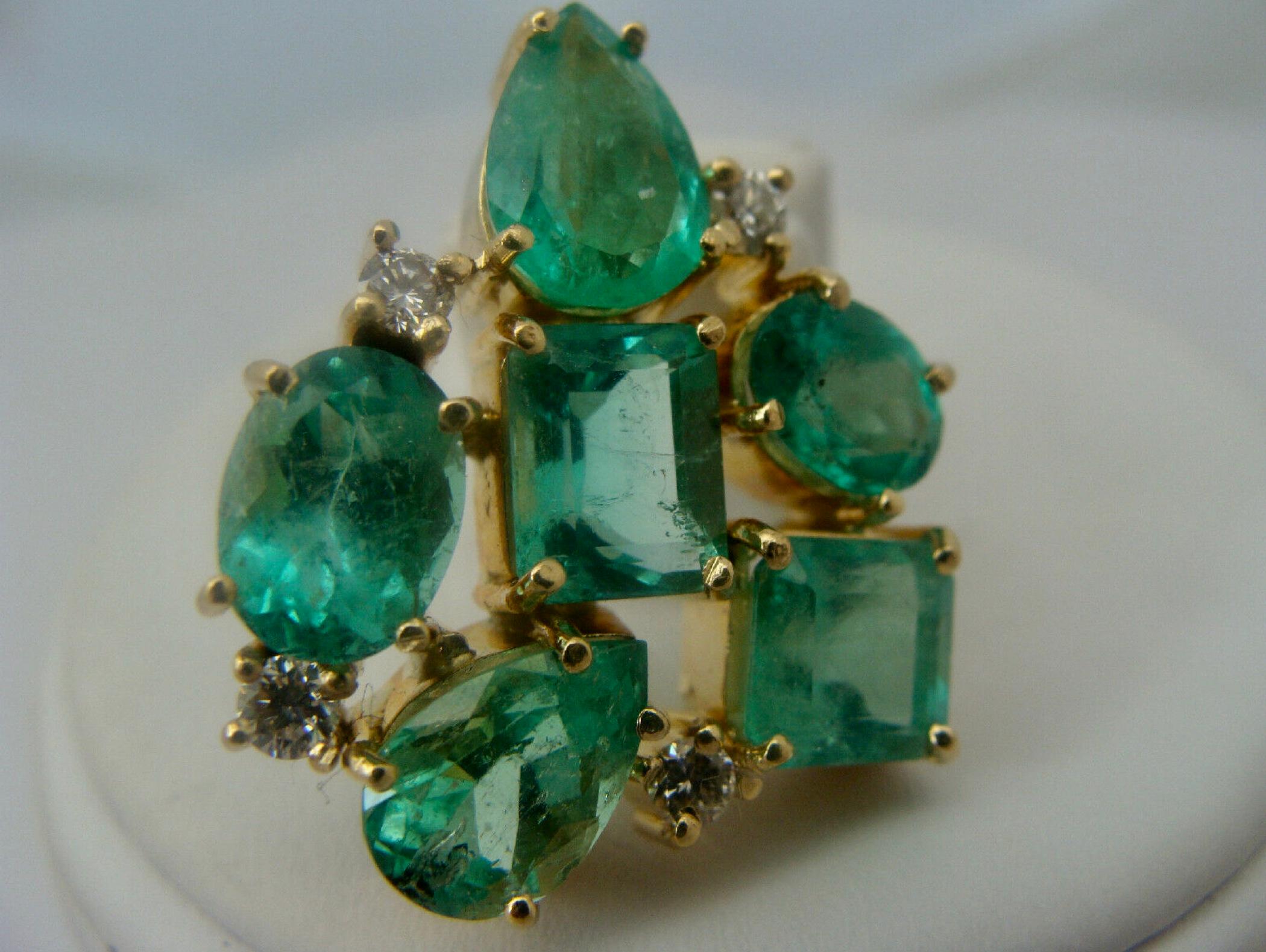 12.34 Carats Colombian Emerald Diamond Cocktail Pendant Necklace 18 Karat For Sale 2