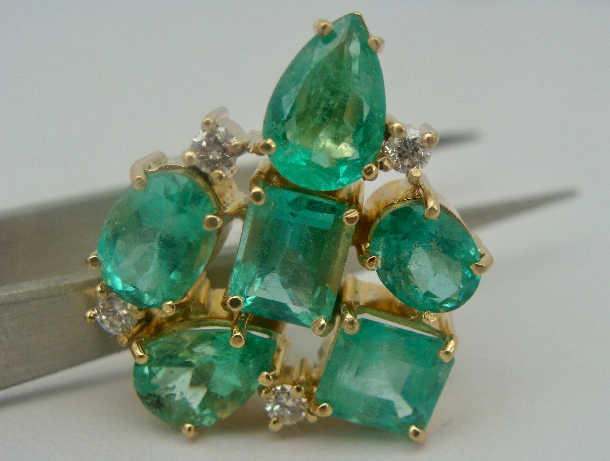 Women's 12.34 Carats Colombian Emerald Diamond Cocktail Pendant Necklace 18 Karat For Sale