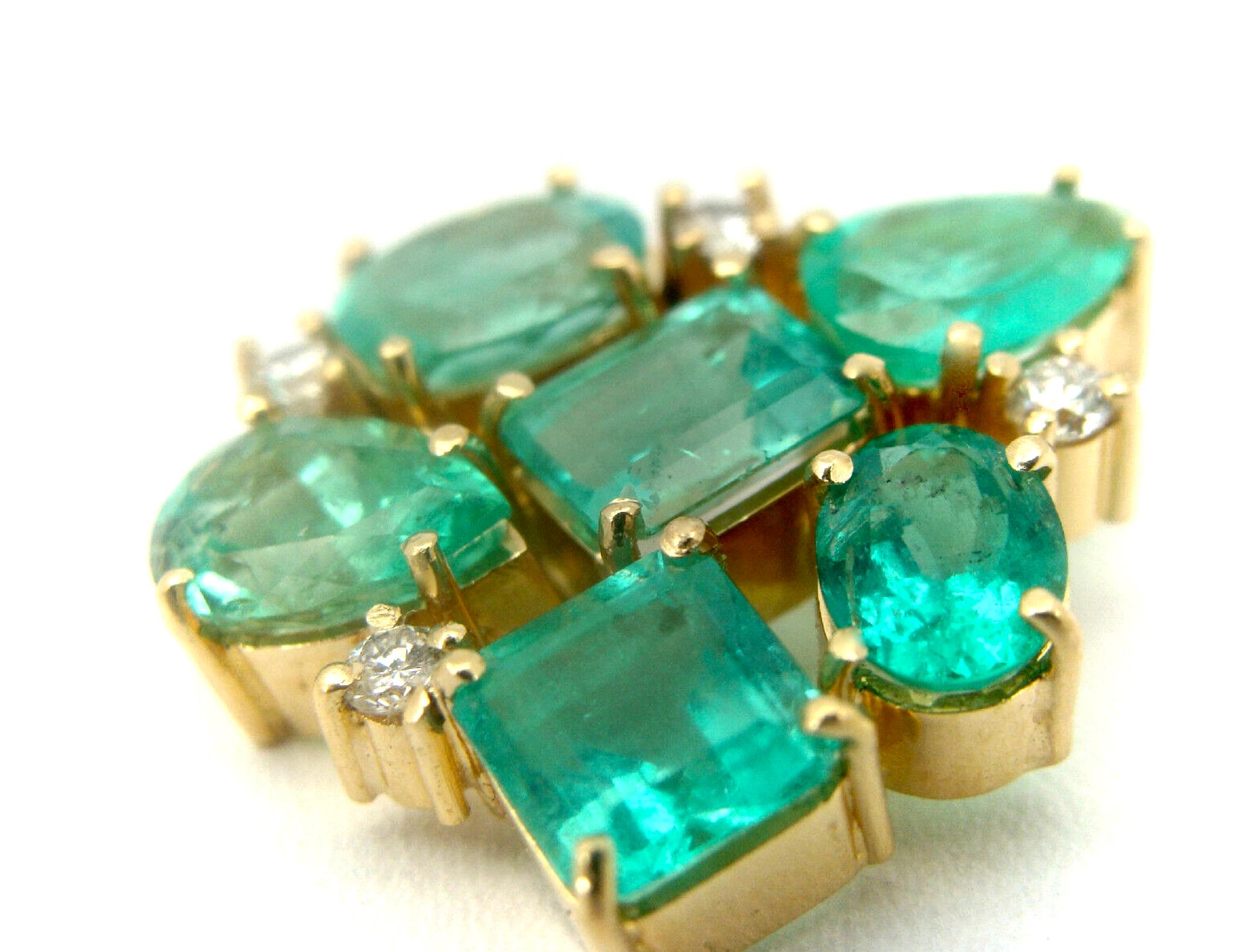 12.34 Carats Colombian Emerald Diamond Cocktail Pendant Necklace 18 Karat For Sale 3
