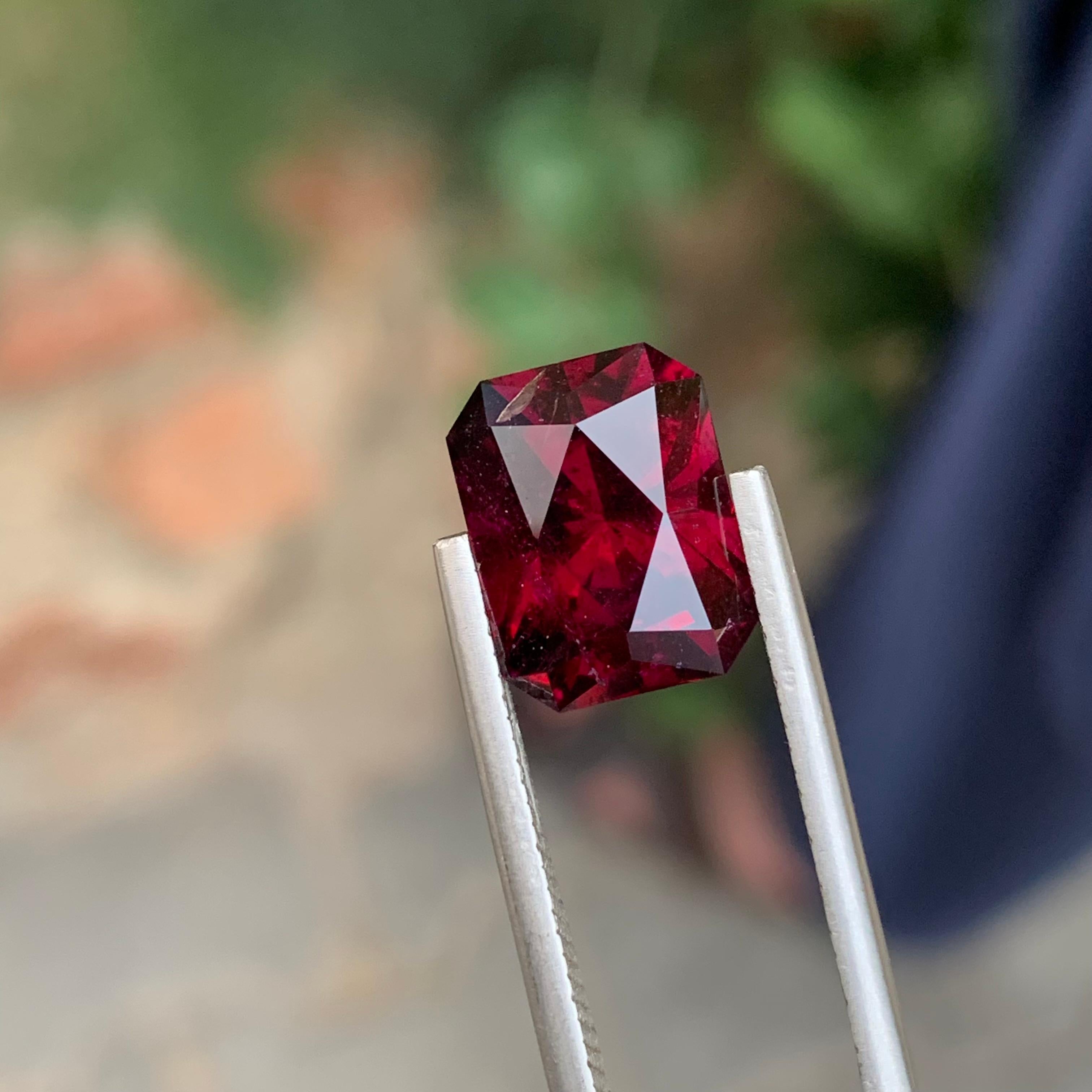 Loser Rhodolith-Granat

Gewicht: 6,50 Karat
Abmessung: 11.5 x 8.9 x 7.1 Mm
Farbe: Rot
Herkunft: Afrika
Behandlung: Nicht
Form : Smaragd

Der Rhodolith-Granat, ein Edelstein, der für seine bezaubernden rötlich-violetten Farbtöne bekannt ist, nimmt