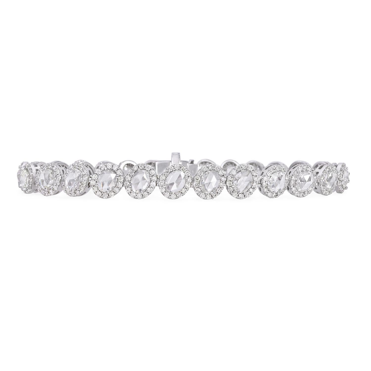 Nous vous présentons notre exquis bracelet tennis halo de 6,50 carats de diamants taillés en rose et en brillant rond, un véritable chef-d'œuvre d'élégance et de beauté intemporelle. Cette superbe pièce combine l'allure de diamants taille rose et de