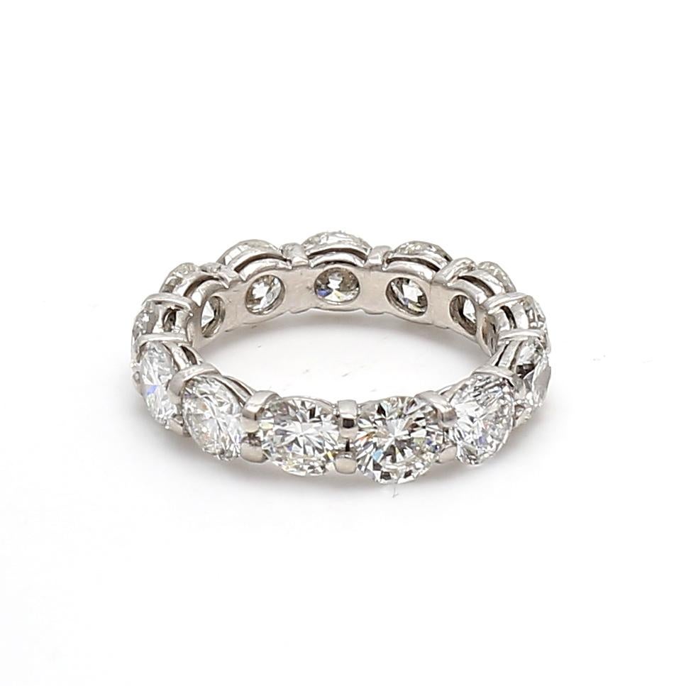 Titolo:
Questa fascia per l'eternità in platino senza tempo mette in mostra circa 6,50 carati di diamanti Brillianti rotondi perfettamente abbinati, di colore G e purezza VS2. Le pietre sono incastonate in un elegante design a punte condivise, che
