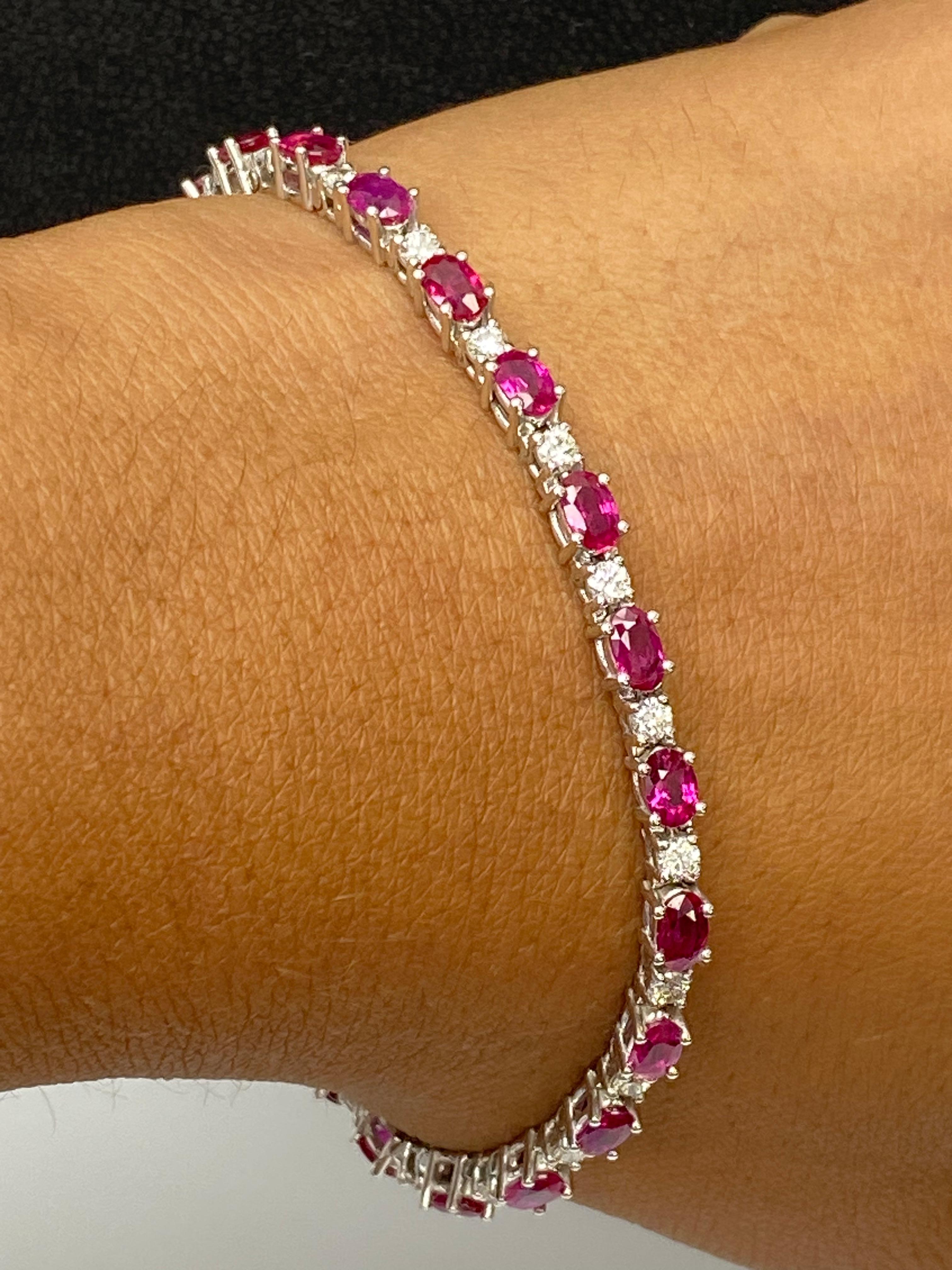 Mit insgesamt 6,50 Karat aus 23 oval geschliffenen Rubinen, die sich elegant mit 1,11 Karat aus 23 runden Brillanten abwechseln. Hergestellt aus 14 Karat Weißgold.

Stil in verschiedenen Preisklassen erhältlich. Die Preise basieren auf Ihrer Auswahl