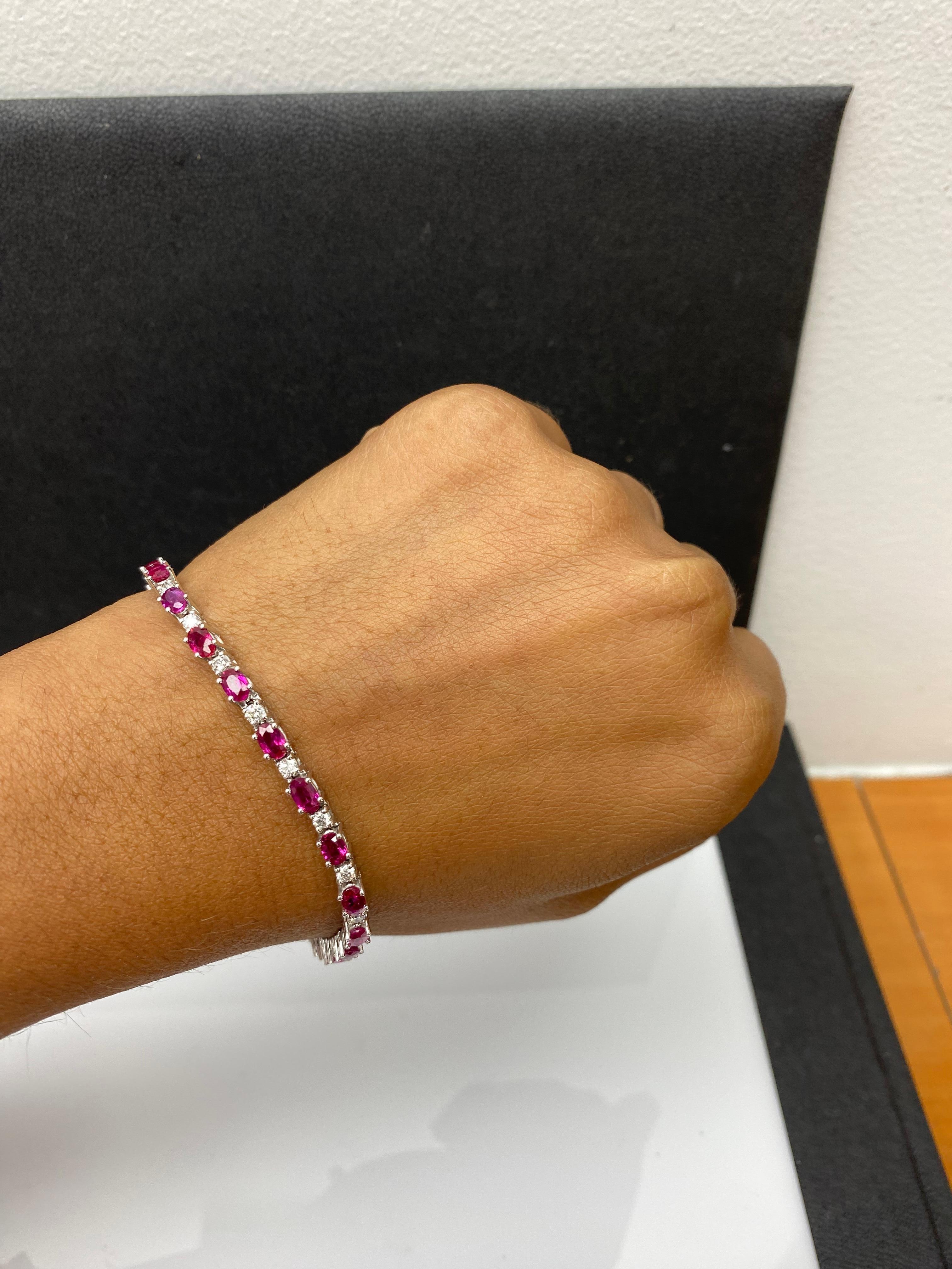 6,50 Karat Rubin und Diamant-Tennisarmband aus 14K Weißgold (Ovalschliff) im Angebot