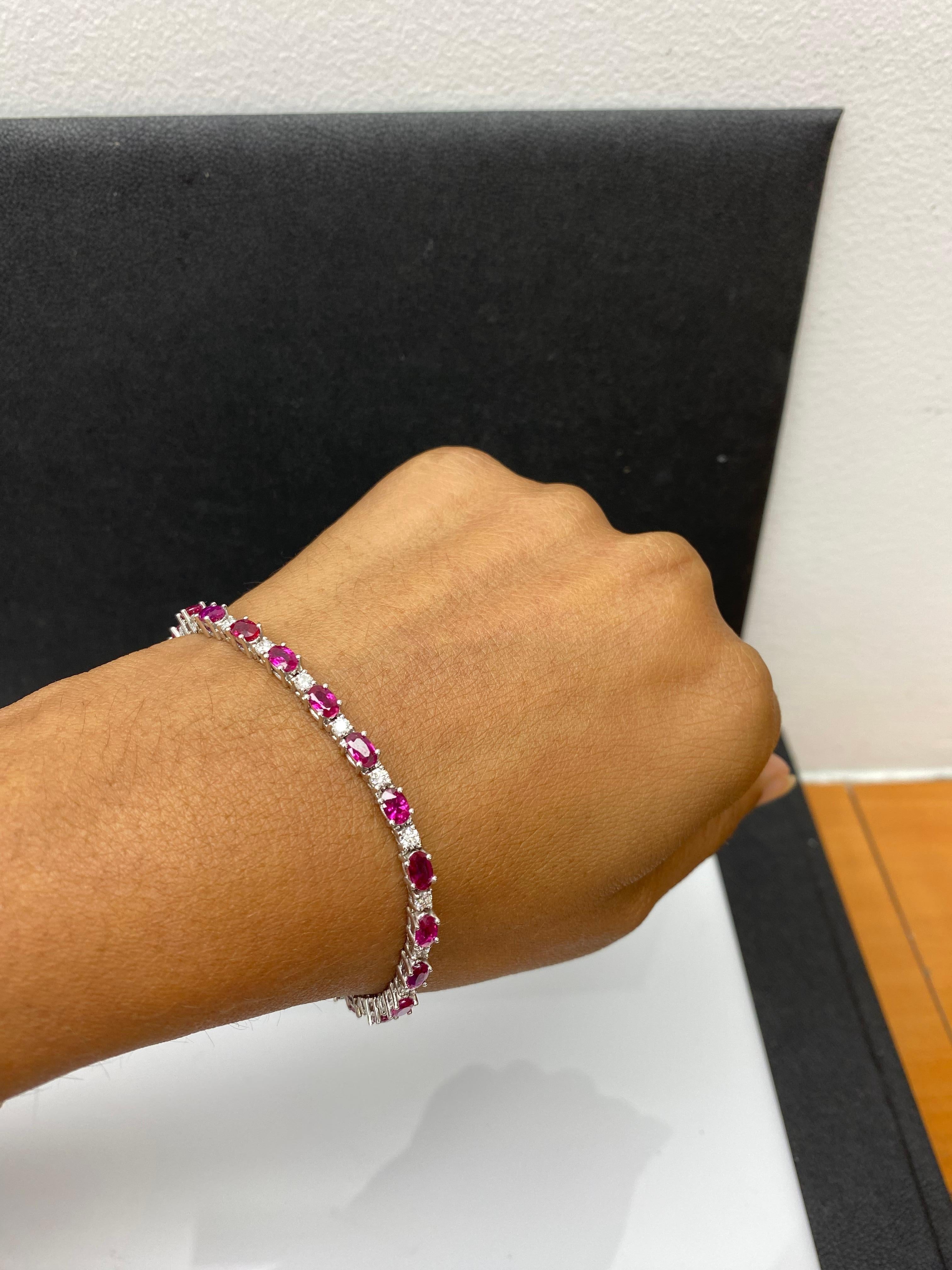 6,50 Karat Rubin und Diamant-Tennisarmband aus 14K Weißgold Damen im Angebot