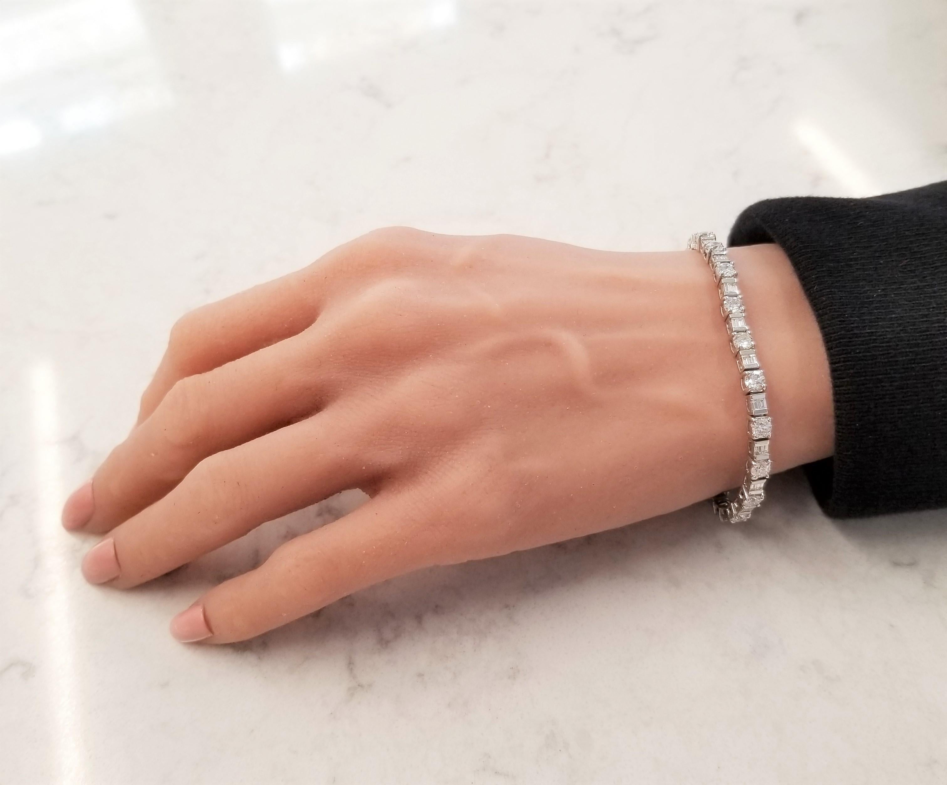 Die leuchtenden runden und Baguette-Diamanten, die dieses Armband zieren, sind einfach umwerfend. Dieses wunderschöne Armband hat insgesamt 5,15 Karat runde Brillanten. Ihre Schönheit wird durch funkelnde Baguette-Diamanten von insgesamt 1,35 Karat,