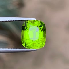 6.50 Carat Vivid Green Natural Peridot Cushion Cut Loose Gemstone from Pakistan (péridot vert vif naturel taillé en coussin)