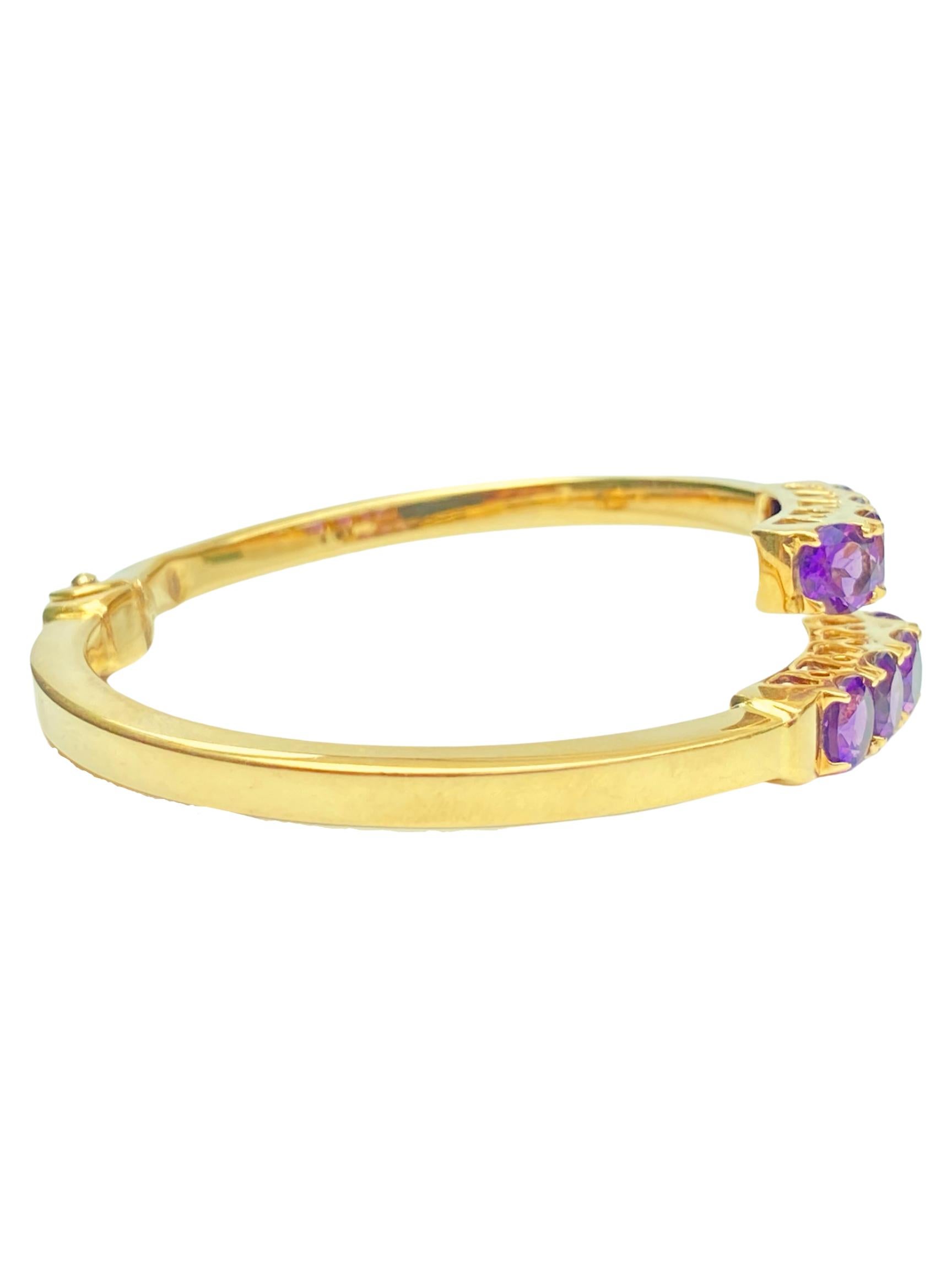 Modern 6.50 Carats Round-Brilliant Cut Purple Amethyst and 18k Yellow Gold Bangle For Sale