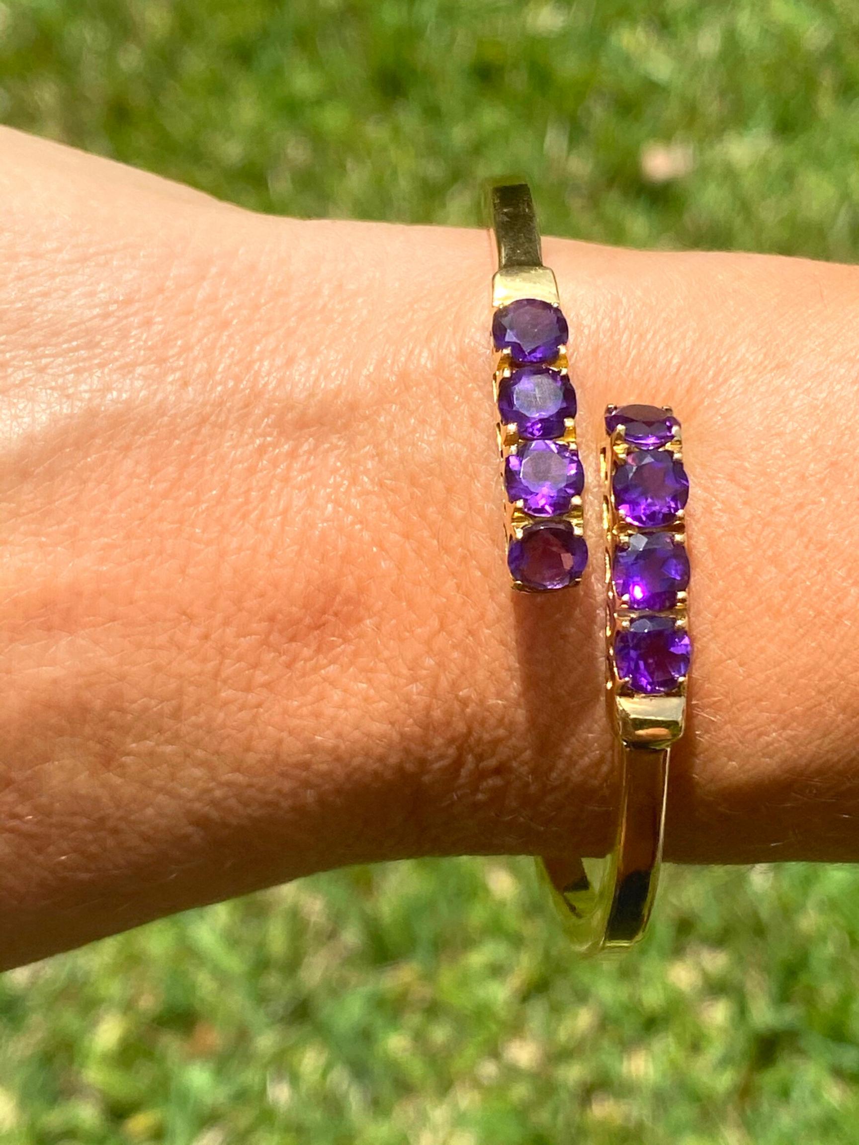6.50 Carats Round-Brilliant Cut Purple Amethyst and 18k Yellow Gold Bangle In Excellent Condition For Sale In Miami, FL