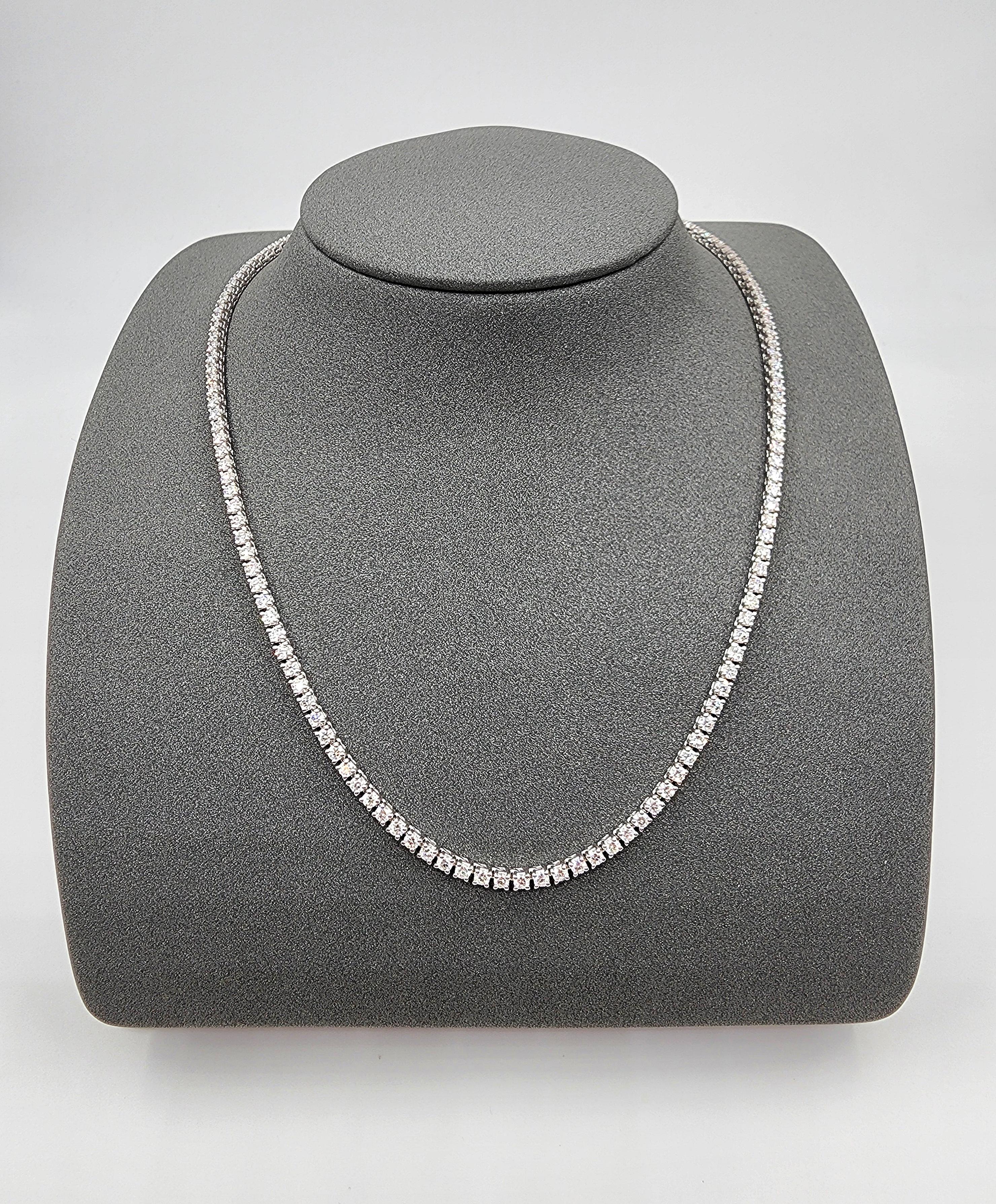 Este precioso collar tenis tiene 6,5 quilates de 151 diamantes blancos de talla redonda. Los diamantes están engastados en oro blanco de 14k, en un estilo de 4 puntas, con una graduación VS1/VS2 de claridad y F/G de color. El collar mide 17 pulgadas