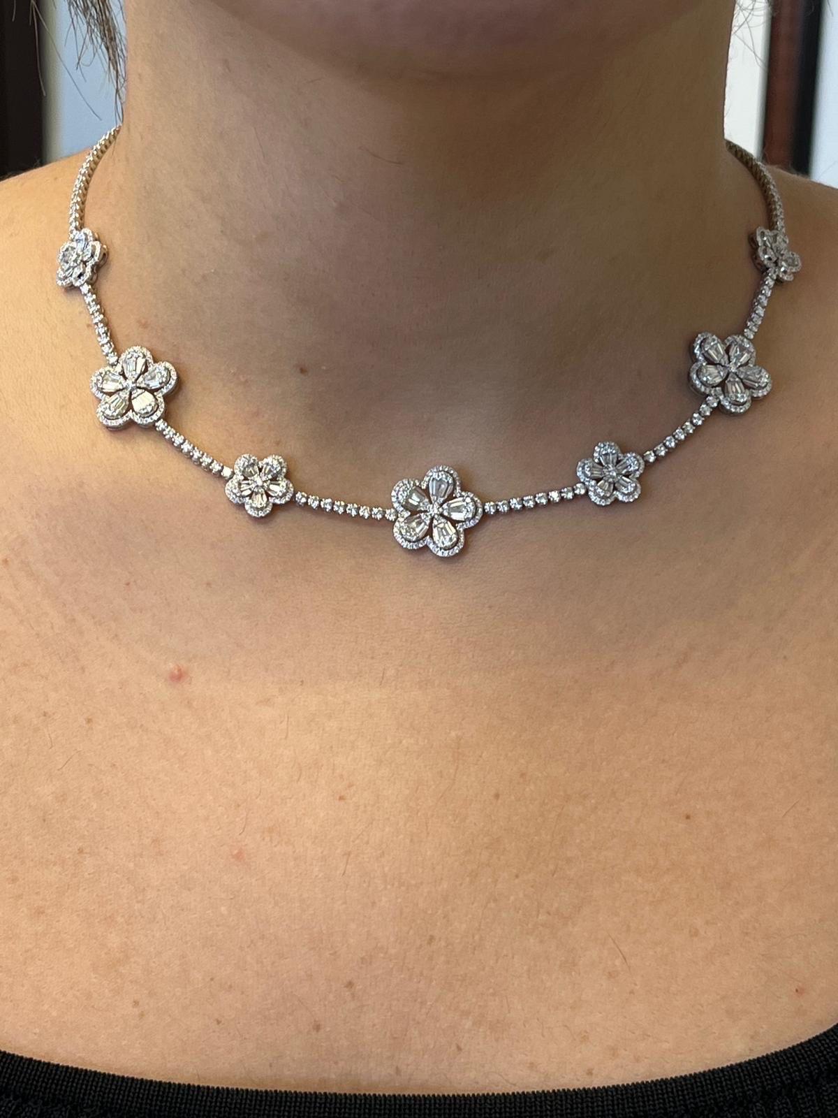 Diamant-Halskette mit 7 Abschnitten von Blumenbüscheln aus runden und Baguette-Steinen zusammengesetzt. Das Gesamtkaratgewicht beträgt 6,51 Karat. Die Farbe der Steine ist F die Klarheit ist VVS2. Die Halskette ist 16 Zoll lang.