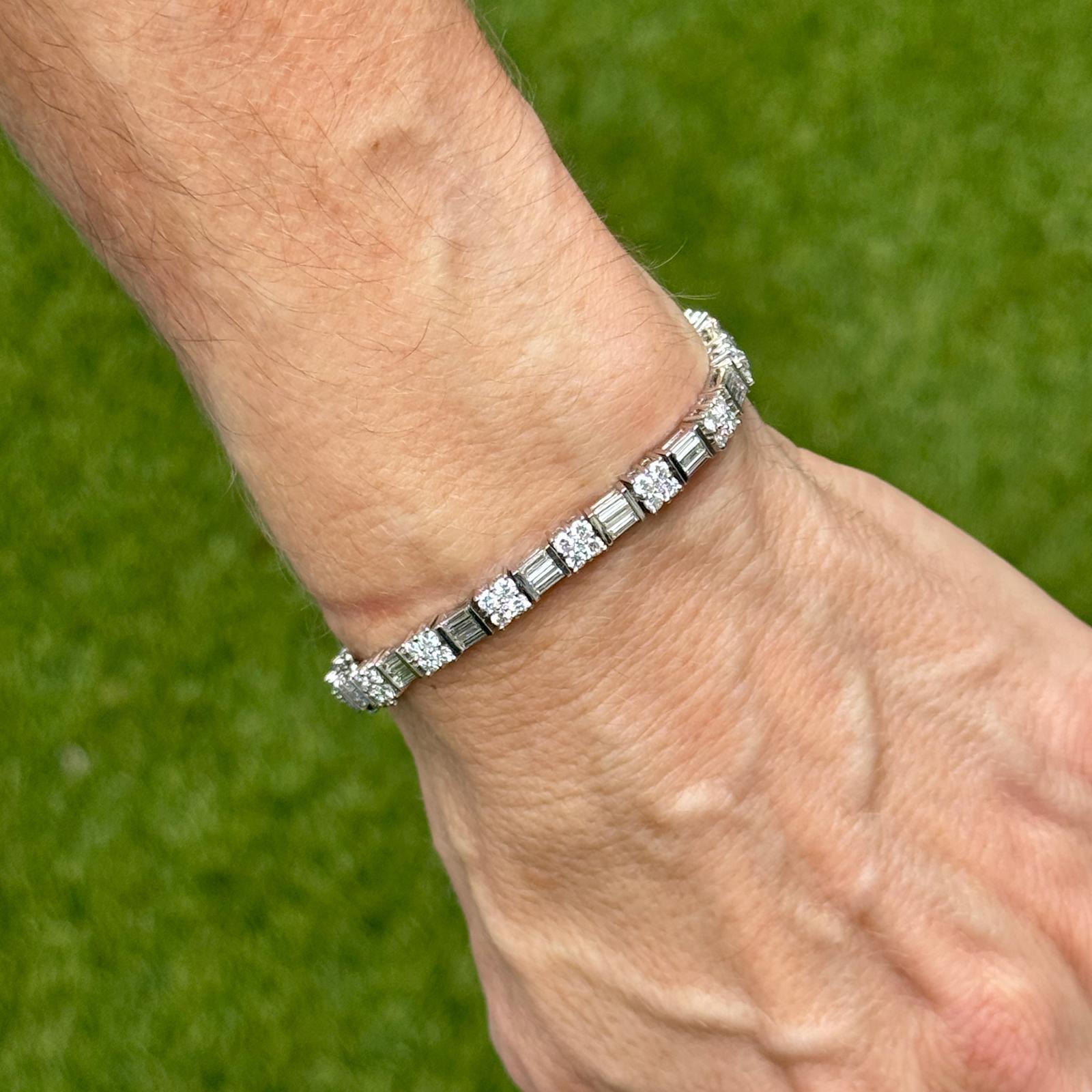 Cet élégant bracelet à maillons en or blanc 18 carats présente un motif géométrique raffiné alternant des diamants ronds et des diamants taille baguette pour une silhouette épurée et moderne. Un total de 64 diamants ronds de taille brillant,