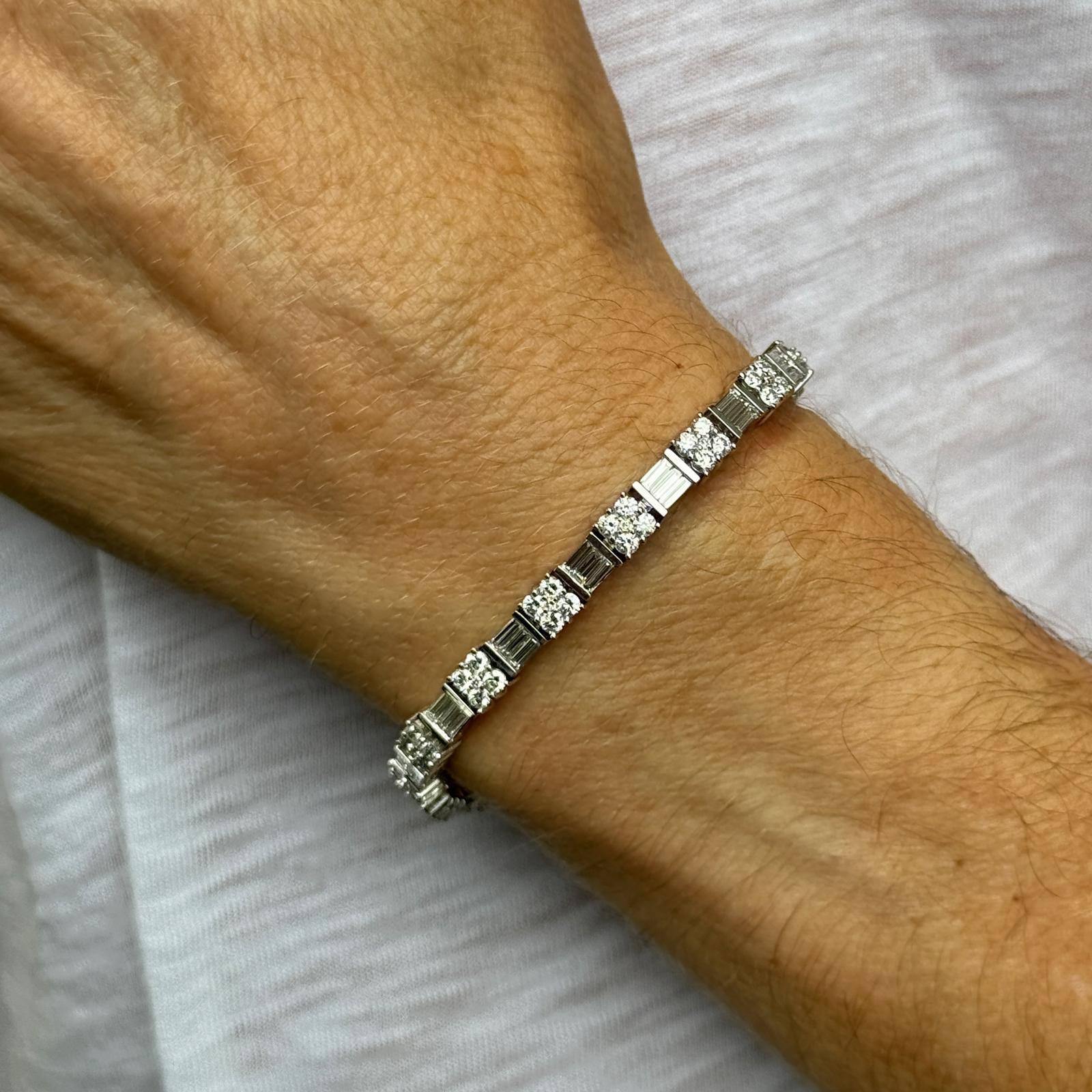 Taille ronde 6.50 CTW Round & Baguette-Cut Diamond 18KWG Dot-Dash Link Bracelet en vente