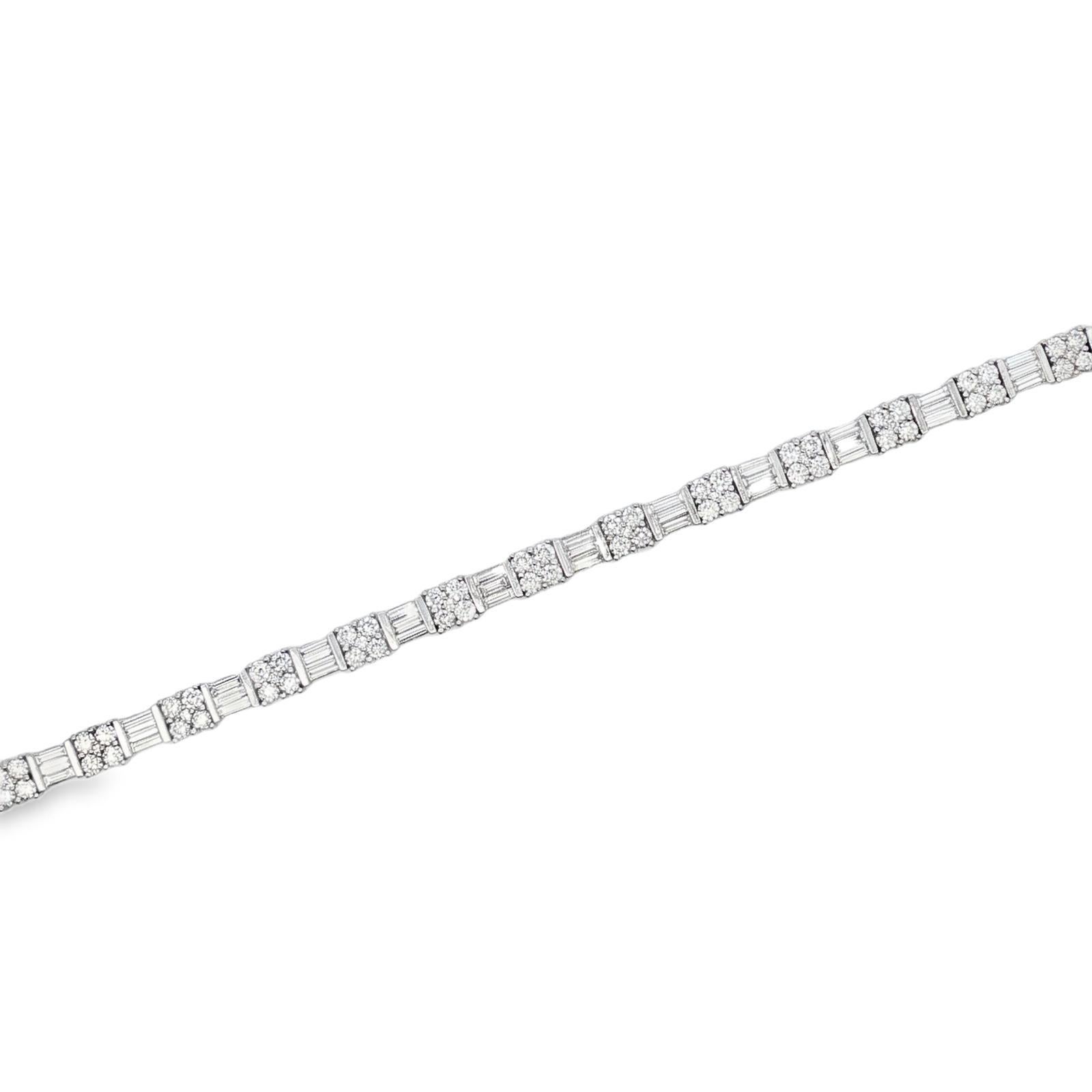 6.50 CTW Round & Baguette-Cut Diamond 18KWG Dot-Dash Link Bracelet Excellent état - En vente à Boca Raton, FL