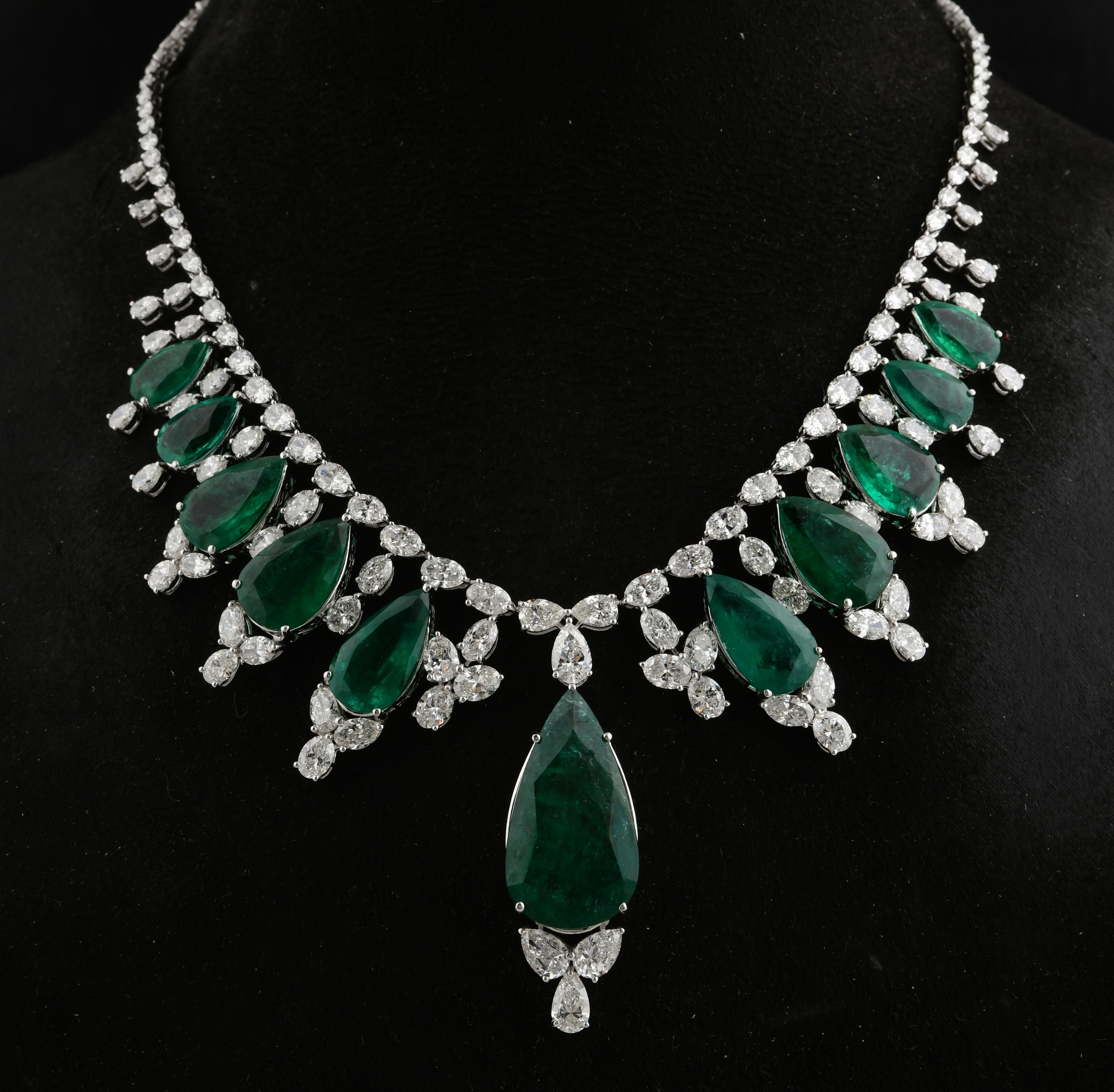 Dieses exquisite Collier aus 18-karätigem Gold ist mit einem sambischen Smaragd von 65,08 Karat und funkelnden Diamanten von 27,11 Karat besetzt.

FOLLOW SPECTRUM JEWELS Storefront, um die neueste Collection'S und exklusive Stücke zu sehen. Spectrum