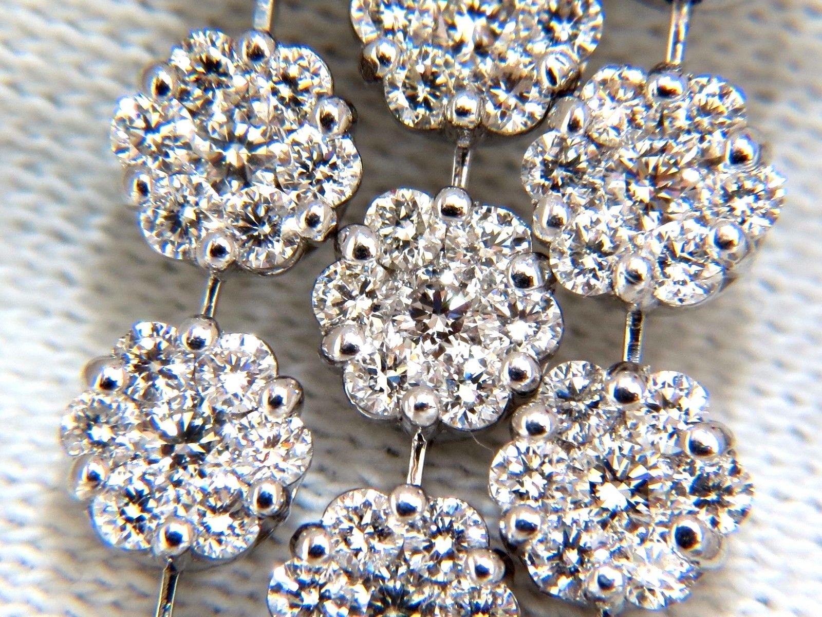 5 Tier & schwebende Cluster Tropfen.

Breite Chandelier-Ohrringe.

6.50 Karat natürliche runde Diamanten: 

Rundungen, Vollschliff Brillanten.

G-Farbe, Vs-2 Klarheit.

18kt. Weißgold

19 Gramm.

Ohrringe messen: 2 Zoll lang

.6 Zoll