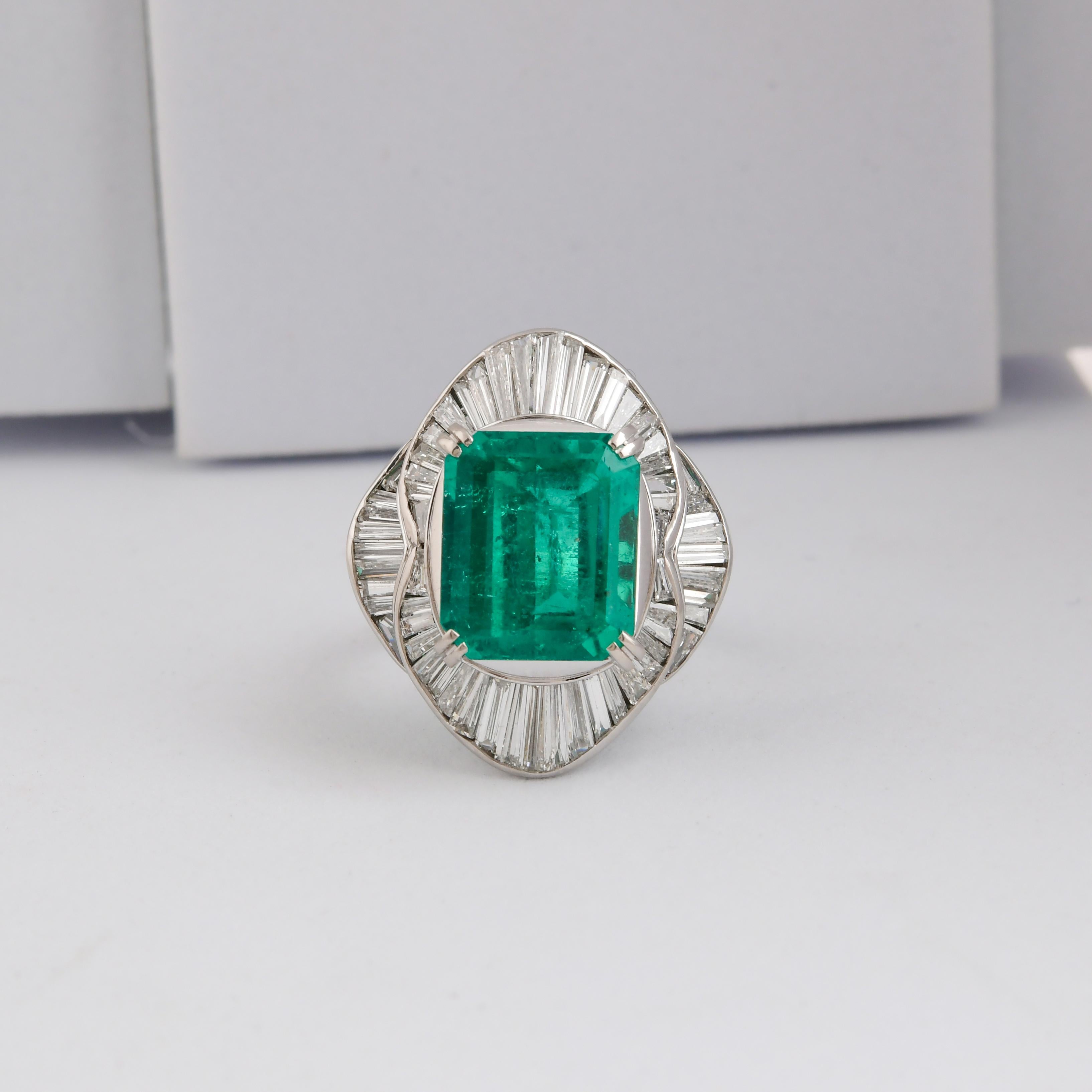 En venta: Esmeralda colombiana de 6,51 quilates Diamante de 4 quilates VS Claridad Anillo de cóctel en platino  4