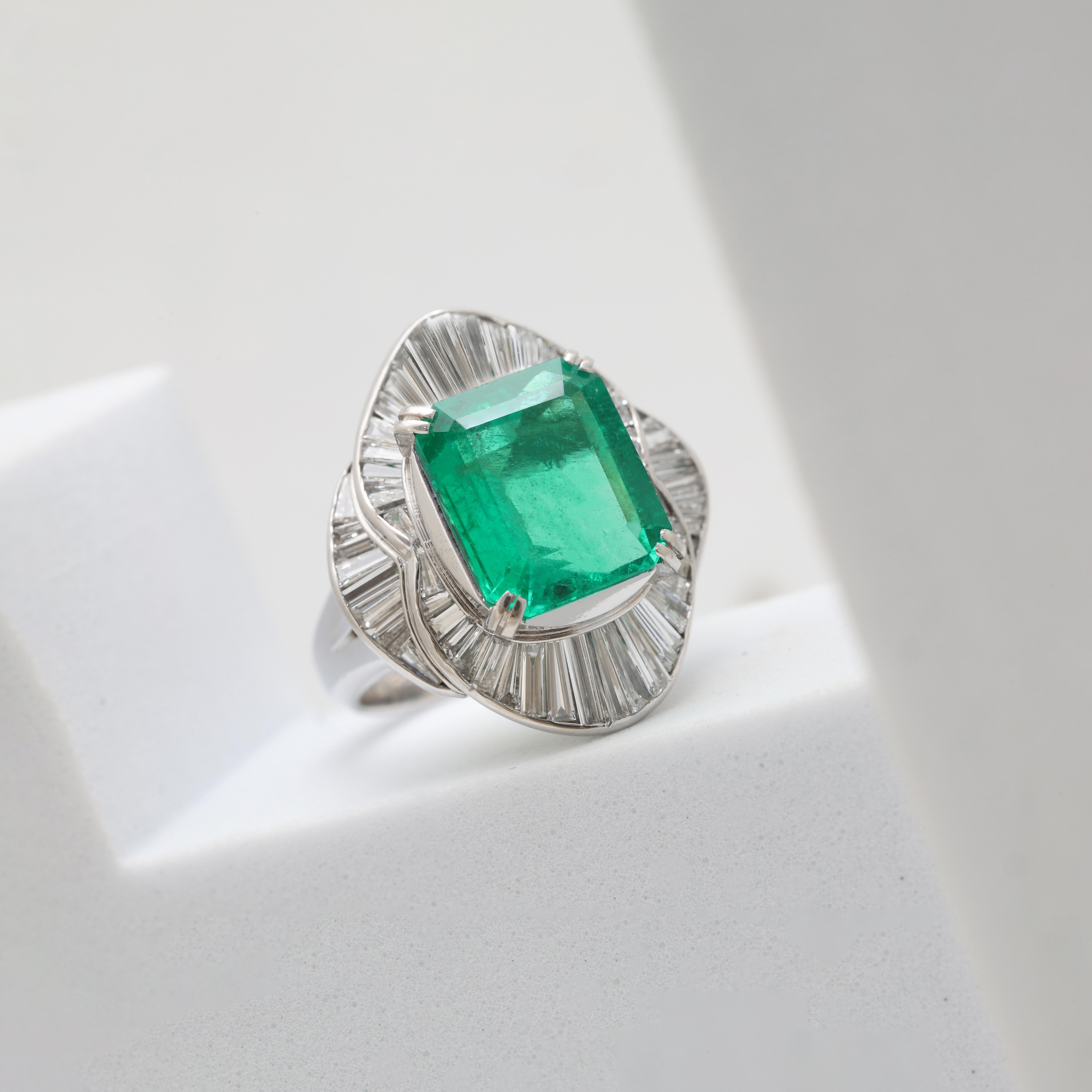 En venta: Esmeralda colombiana de 6,51 quilates Diamante de 4 quilates VS Claridad Anillo de cóctel en platino  6