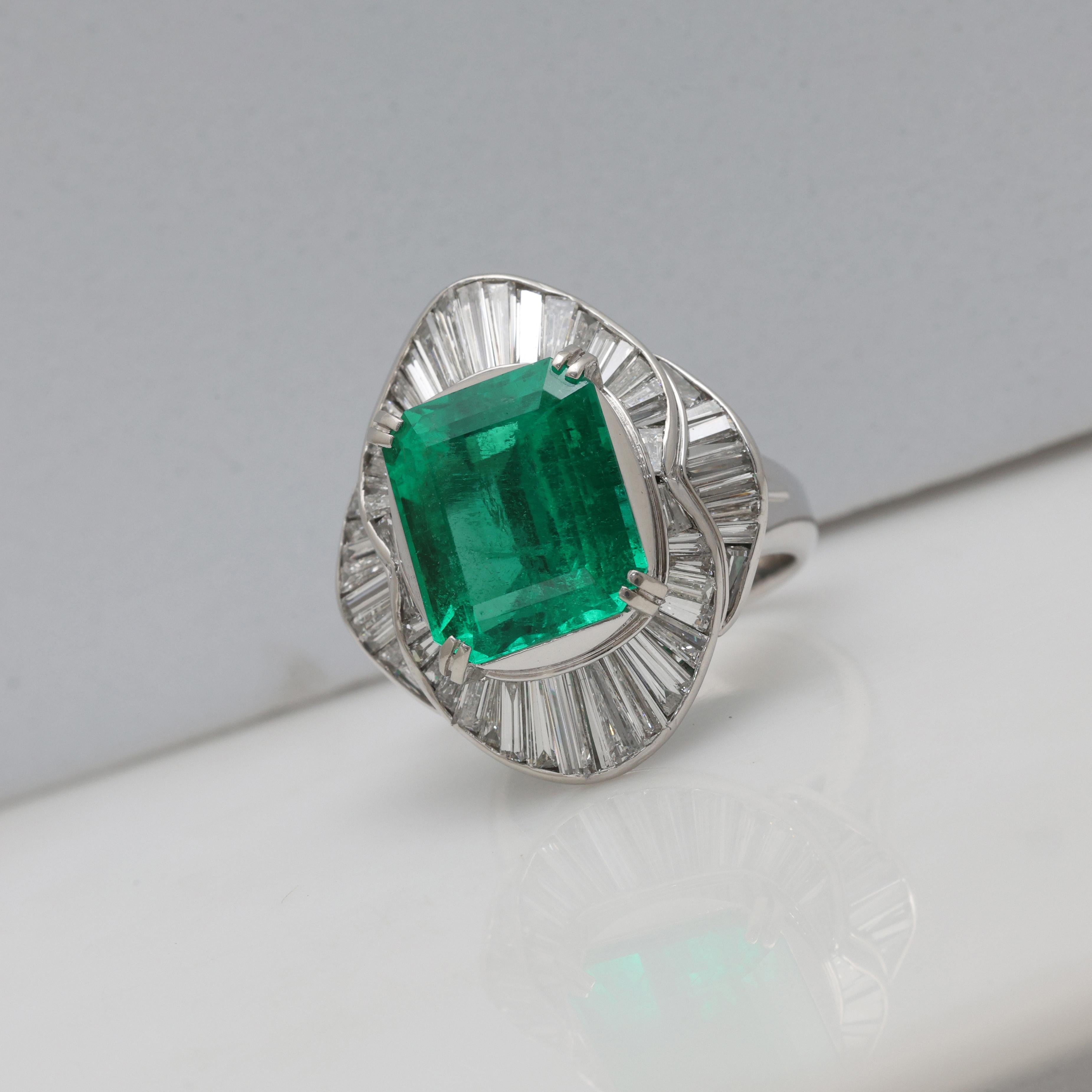 En venta: Esmeralda colombiana de 6,51 quilates Diamante de 4 quilates VS Claridad Anillo de cóctel en platino  7