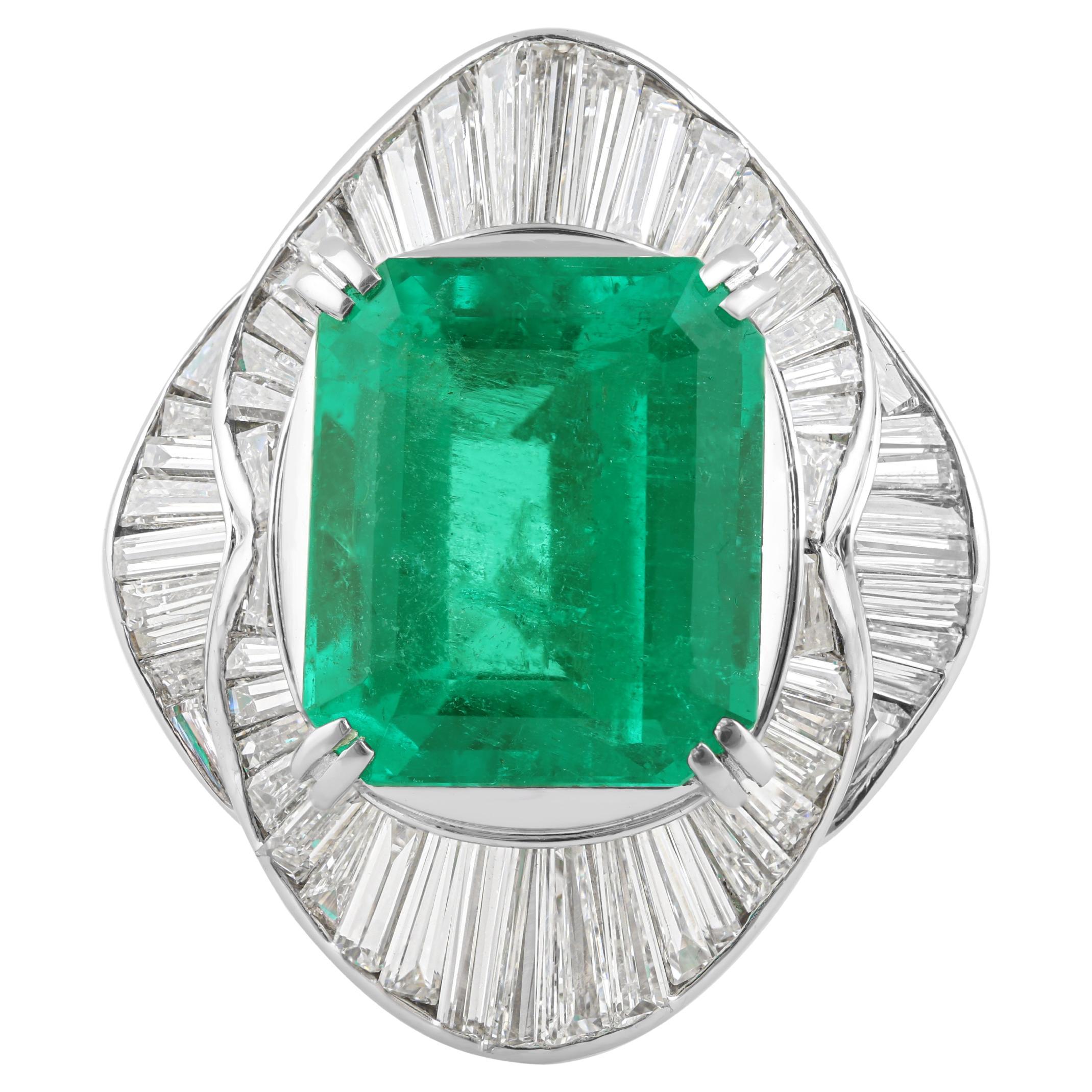 En vente :  6.51 Carat Colombian Emerald 4 Carat VS Clarity Diamond Platinum Cocktail Ring