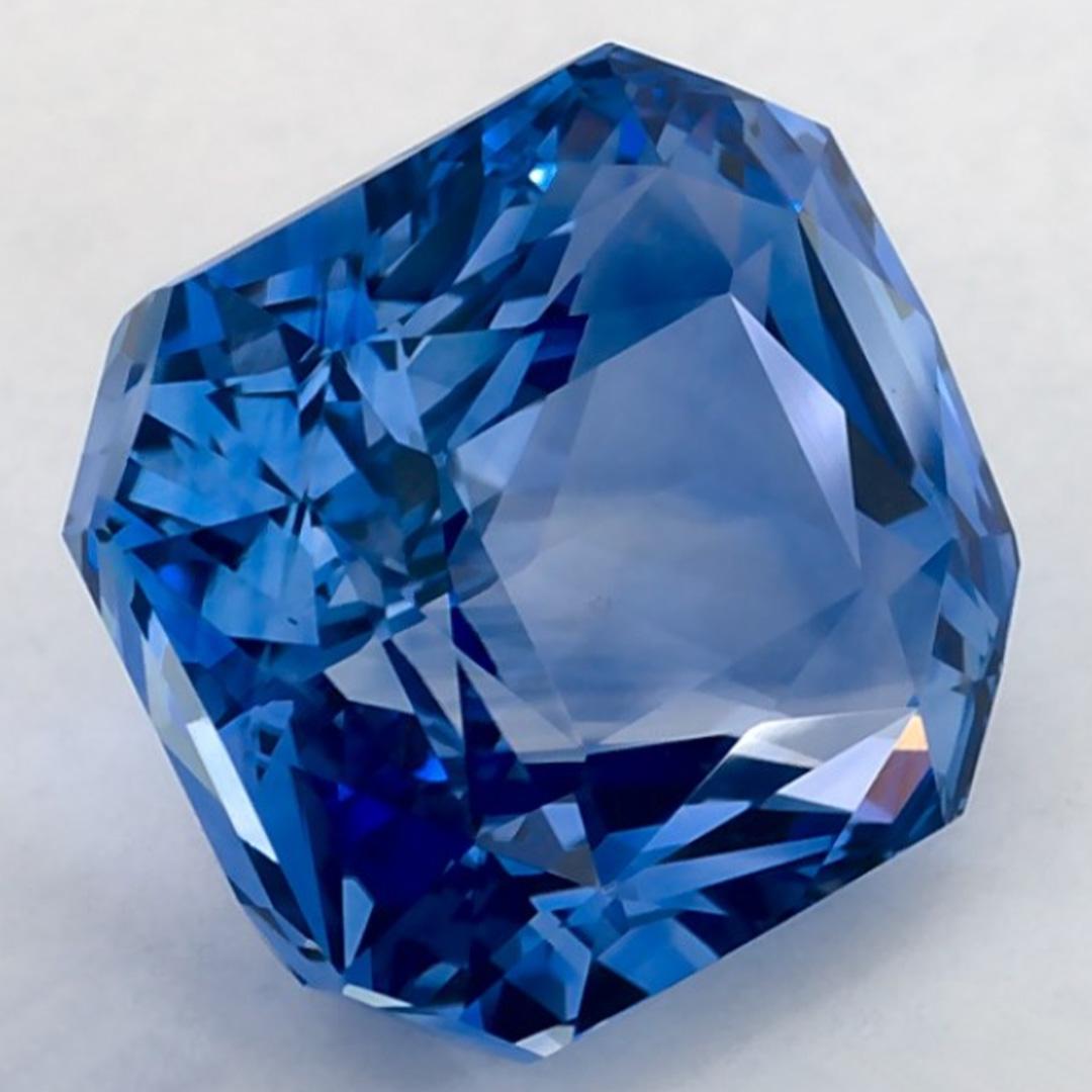 Questo zaffiro blu naturale offre eleganza e raffinatezza. Con la sua ricca saturazione del colore e il taglio preciso, è il centro perfetto per un anello di fidanzamento o un gioiello di lusso.

Questo zaffiro proviene dallo Sri Lanka (Ceylon),