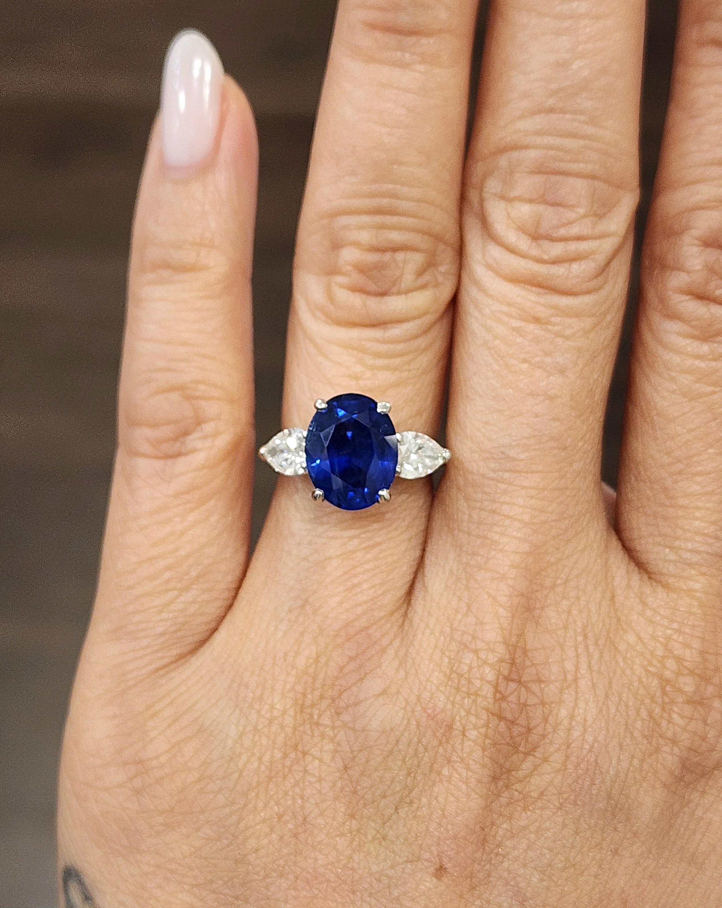 Modern 6.51 ct Diamond Sapphire Ring For Sale