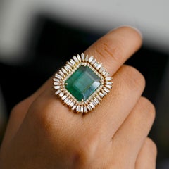 Bague de cocktail en or 14 carats sertie d'une émeraude naturelle de Zambie de 6,51 carats et de diamants taille baguette