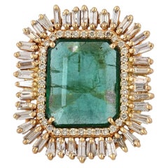 Bague de cocktail en or 14 carats sertie d'une émeraude naturelle de Zambie de 6,51 carats et de diamants taille baguette