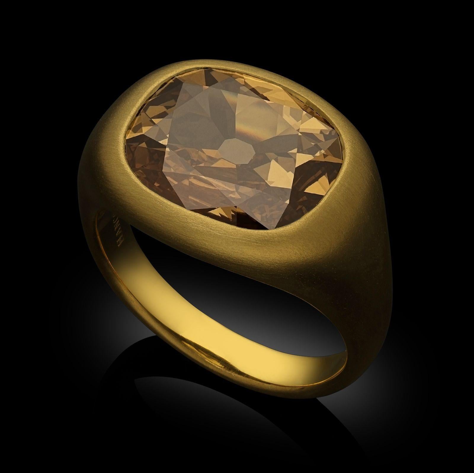 Bague en or 22ct de 6.51ct Old Mine Cushion Cut Fancy Dark Colour Diamond Ring Neuf - En vente à London, GB