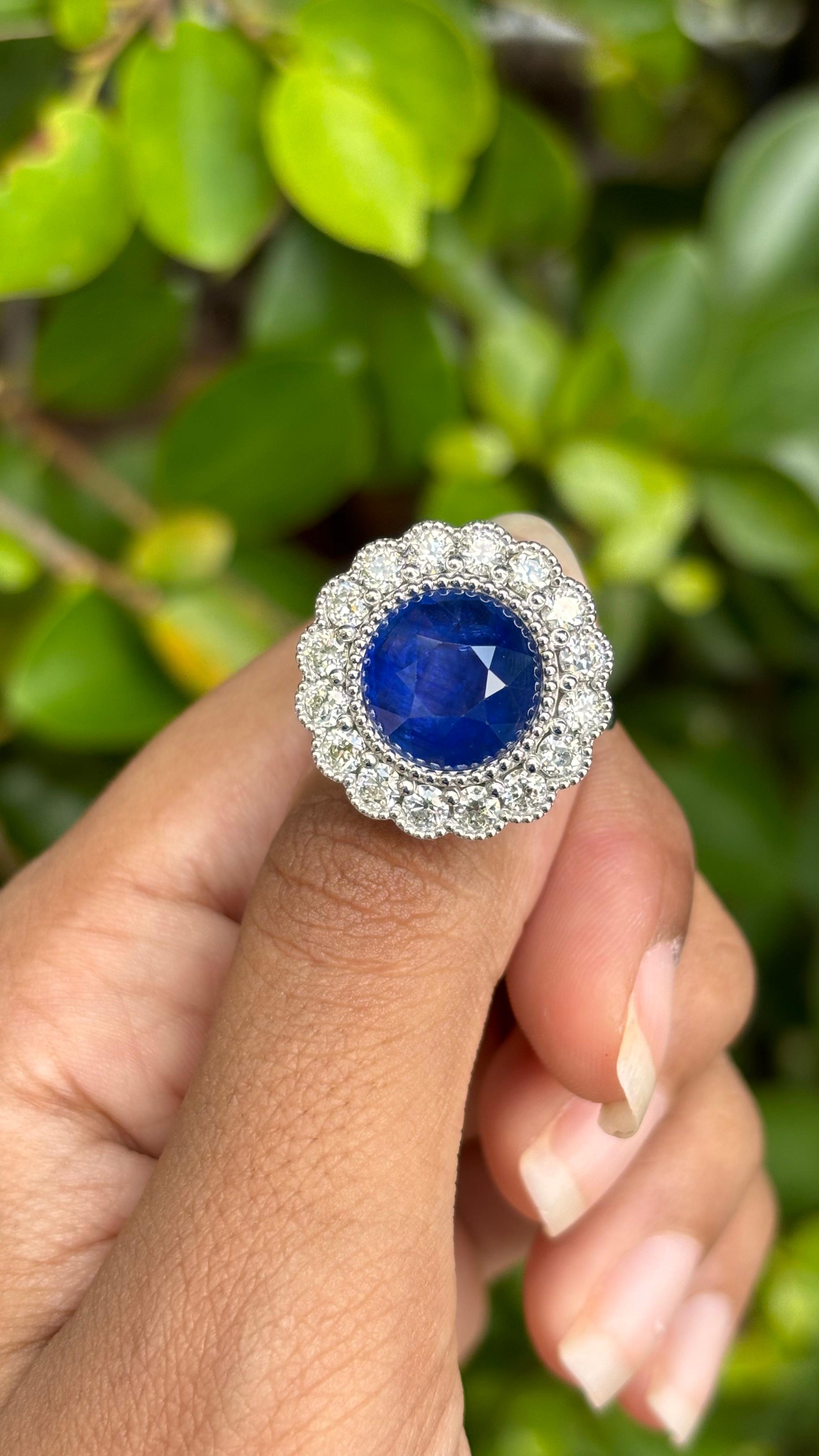 Gönnen Sie sich den Reiz exquisiter Schmuckstücke mit diesem bezaubernden Ring mit Ceylon-Saphir, einem Schatz, der alle Liebhaber von Vintage-Schmuck und Saphiren begeistern wird. Ceylon-Saphire, die für ihre außergewöhnliche Schönheit bekannt