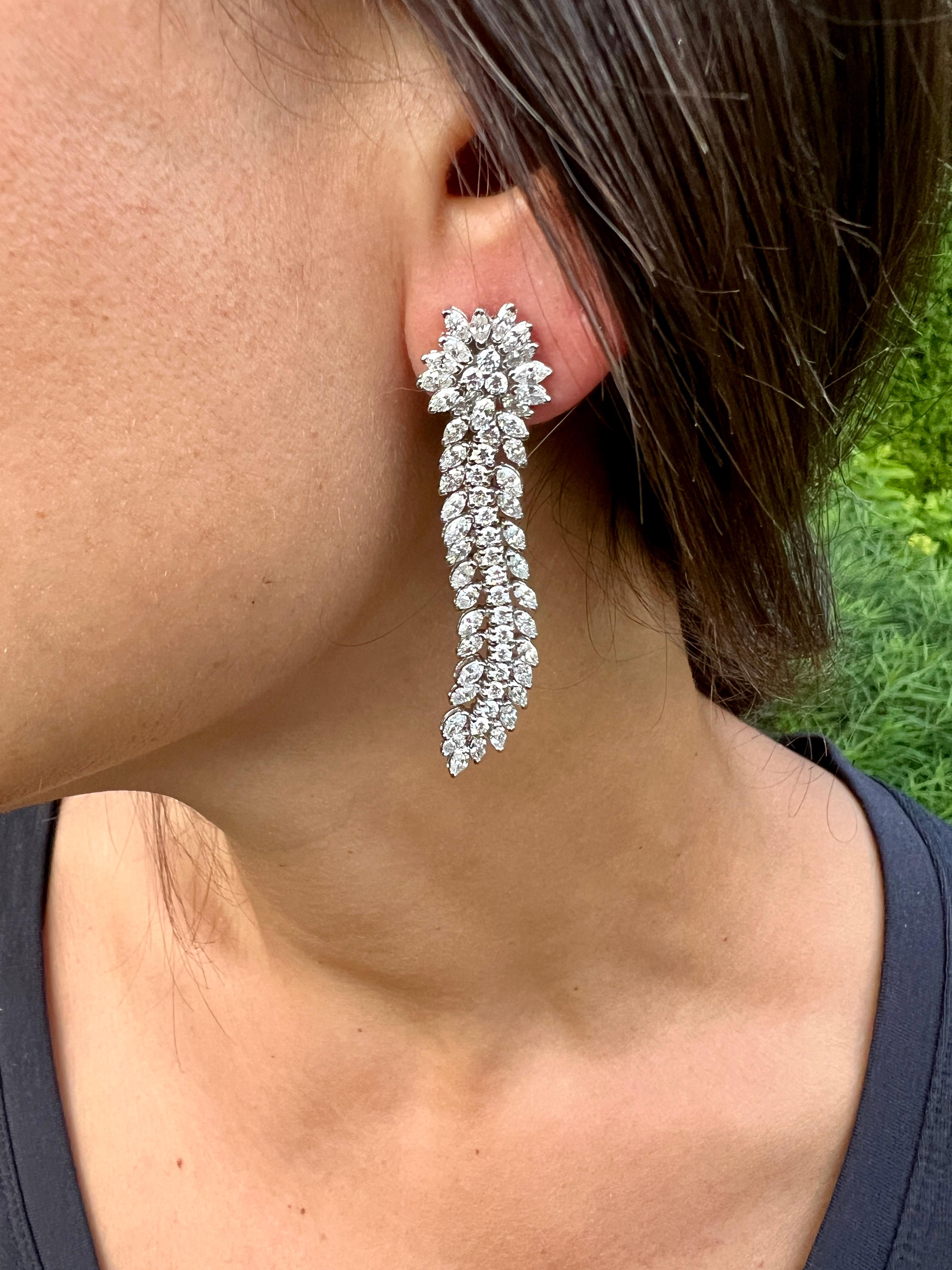 Sie suchen ein Paar Ohrringe, das Eleganz und Raffinesse ausstrahlt? Suchen Sie nicht weiter als Marquise und runde Diamant-Ohrringe! Diese atemberaubenden Ohrringe sind perfekt für jede Gelegenheit, egal ob Sie sich für eine formelle Veranstaltung