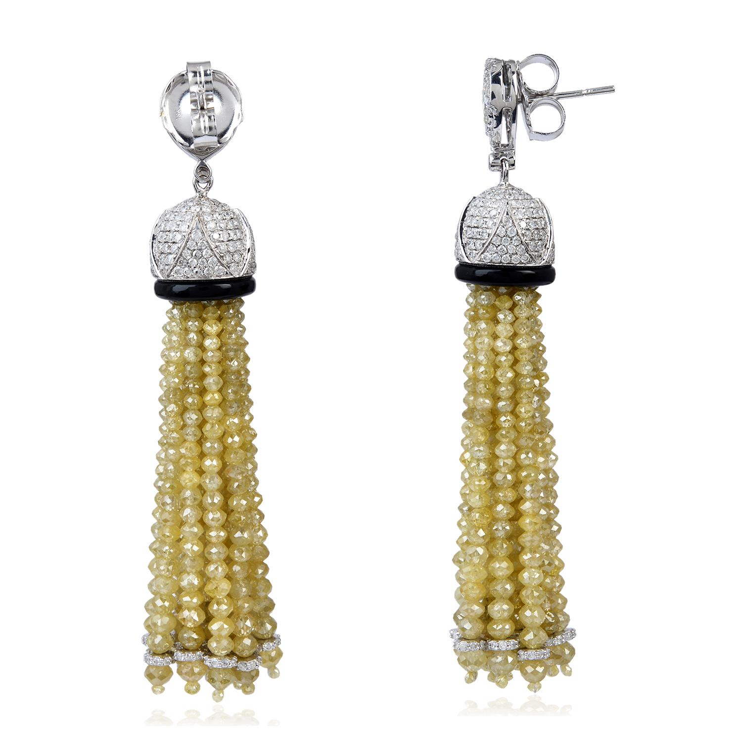 Questi splendidi orecchini con nappe sono realizzati a mano in oro a 18 carati.  È incastonato con 2,35 carati di onice e 65,26 carati di diamanti scintillanti.

SEGUI  Visita la vetrina di Meghna Jewels per vedere l'ultima collezione e i pezzi