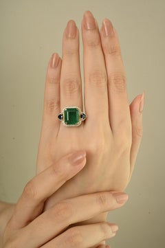 Anillo de cóctel con zafiro esmeralda y diamantes de 6,53 quilates en amarillo de 14 quilates