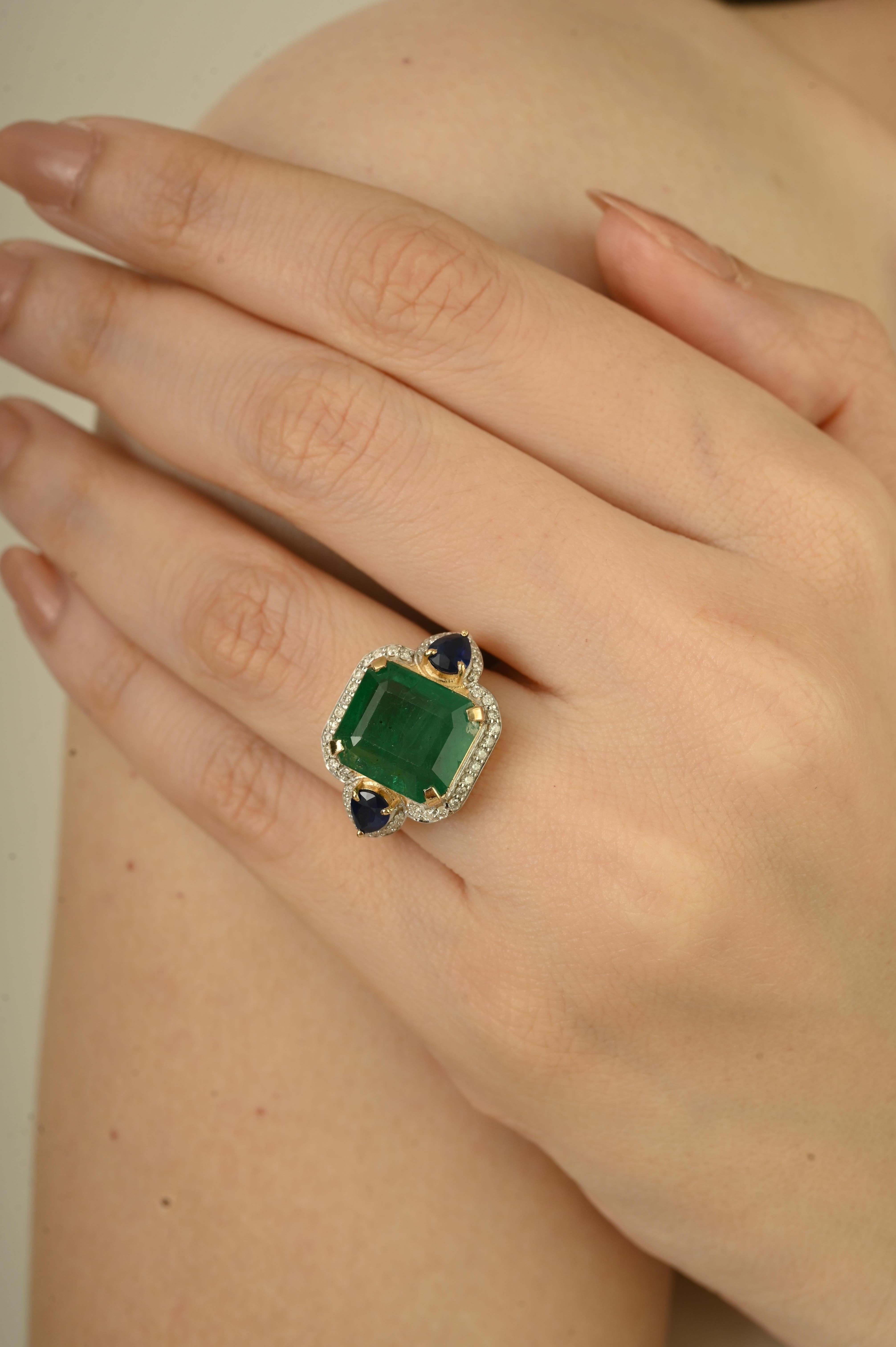 Im Angebot: 6,53 Karat Smaragd Saphir und Diamant Statement Cocktail Ring in 14K Gelb () 4