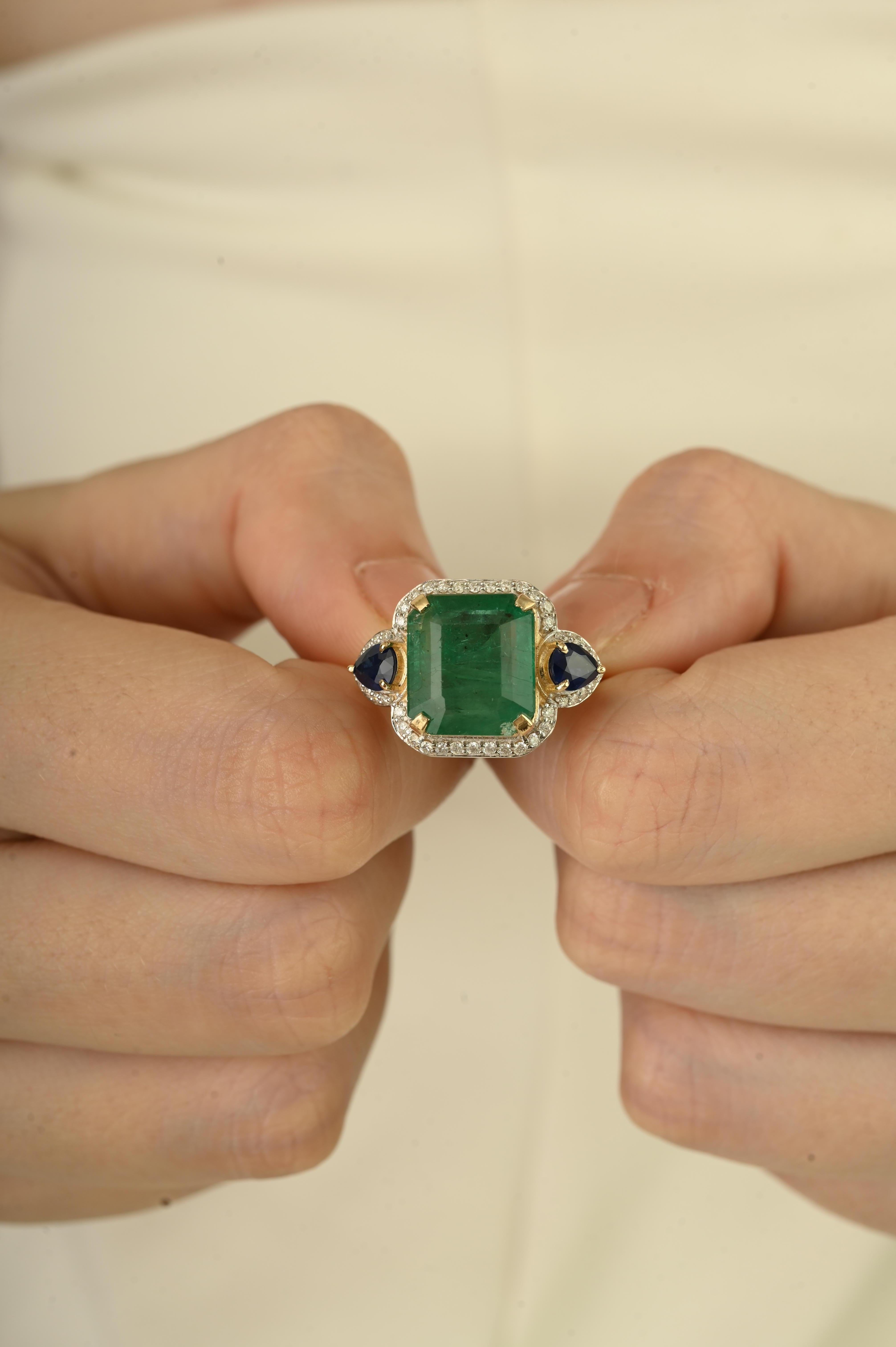 Im Angebot: 6,53 Karat Smaragd Saphir und Diamant Statement Cocktail Ring in 14K Gelb () 6
