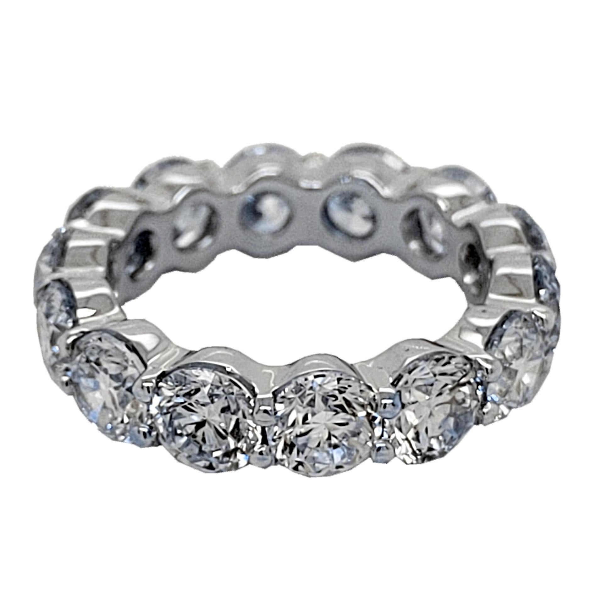 Round Cut 6.53 Carat Shared Prong Round Brilliant Diamond 18K Gold Eternity Ring (5 mm) For Sale