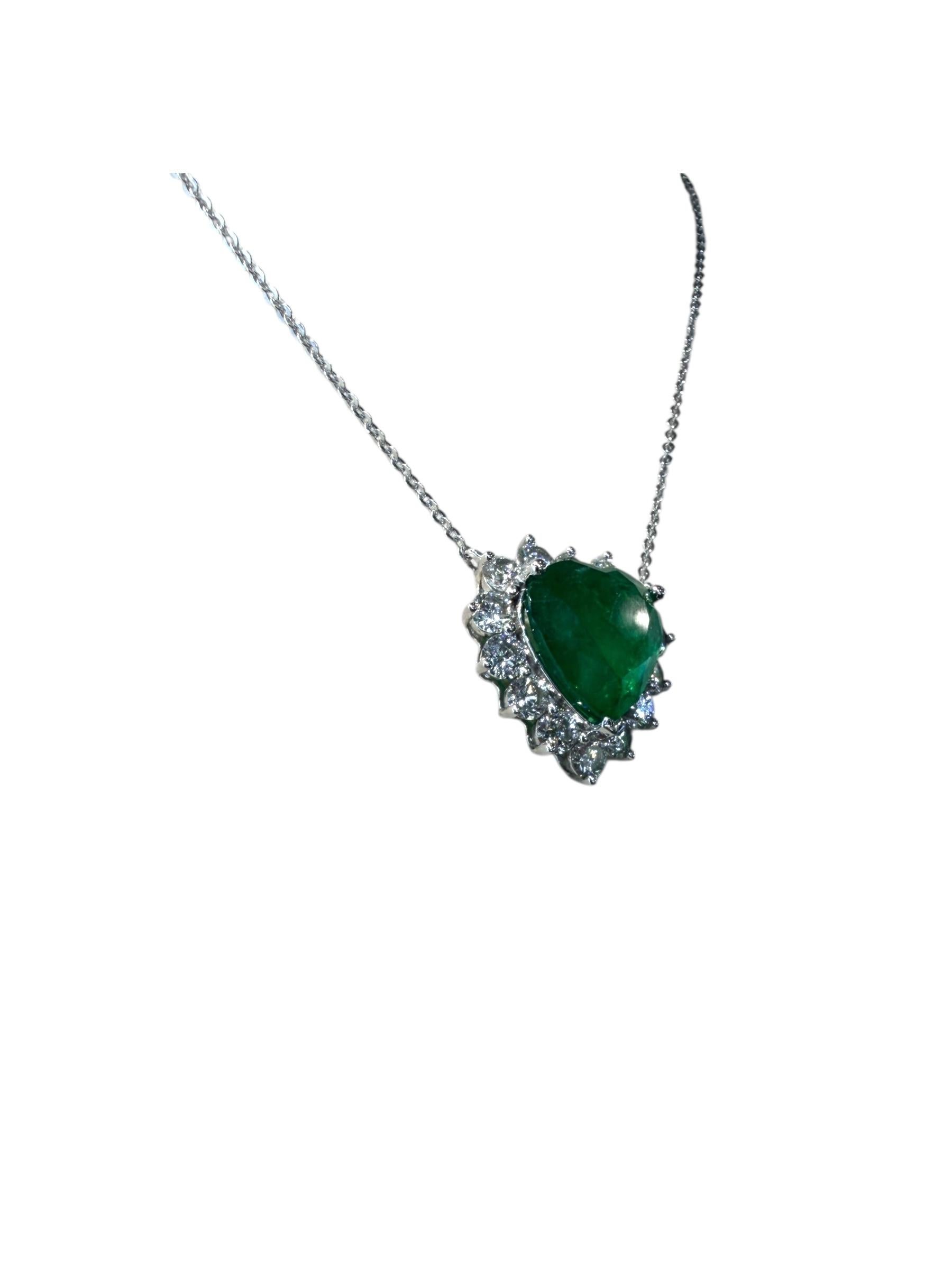 Moderne Pendentif en forme de cœur en émeraude de 6,53 ct, collier en or blanc 18 ct avec halo en diamant de 2,24 ct en vente