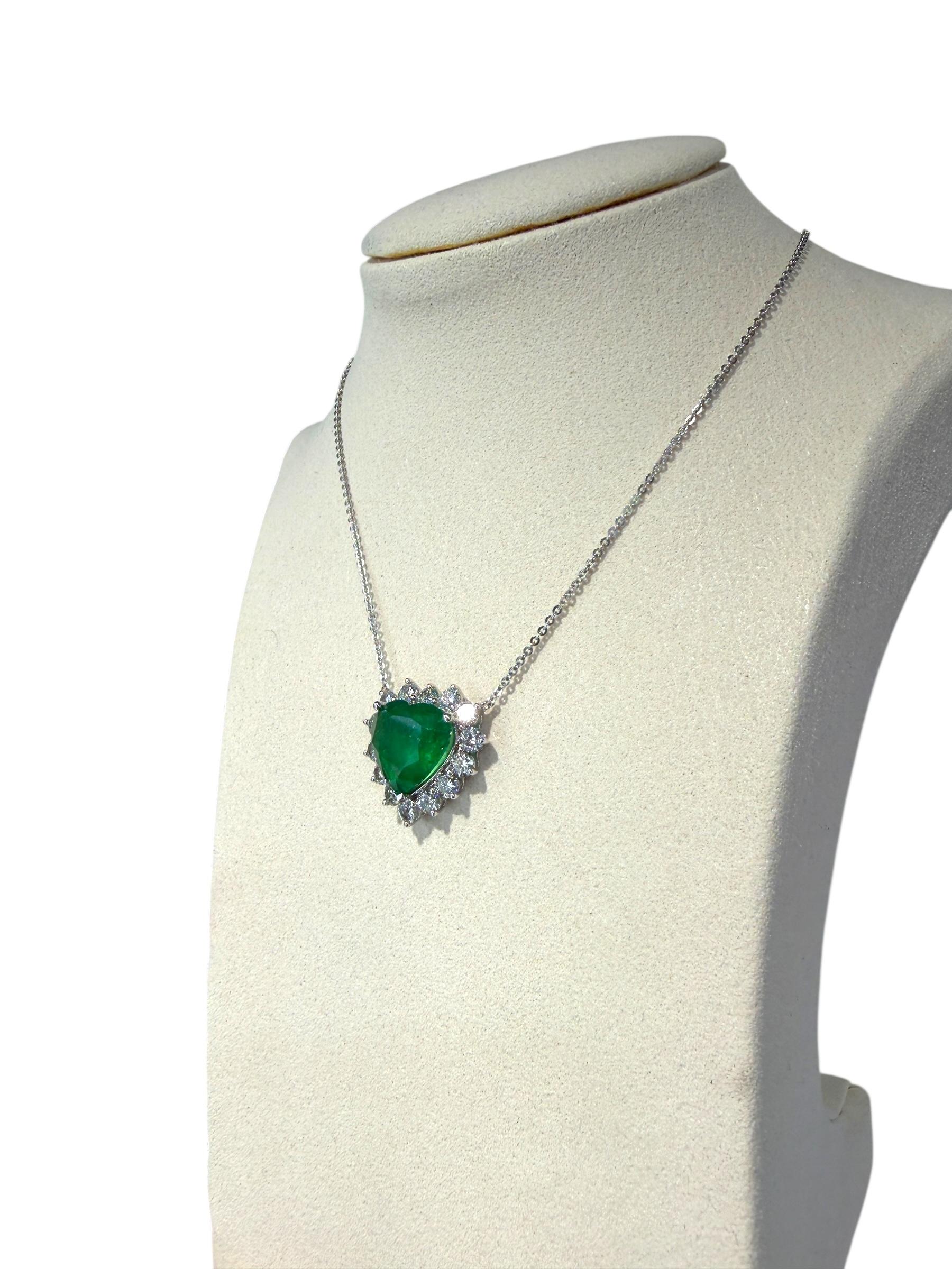 Taille cœur Pendentif en forme de cœur en émeraude de 6,53 ct, collier en or blanc 18 ct avec halo en diamant de 2,24 ct en vente