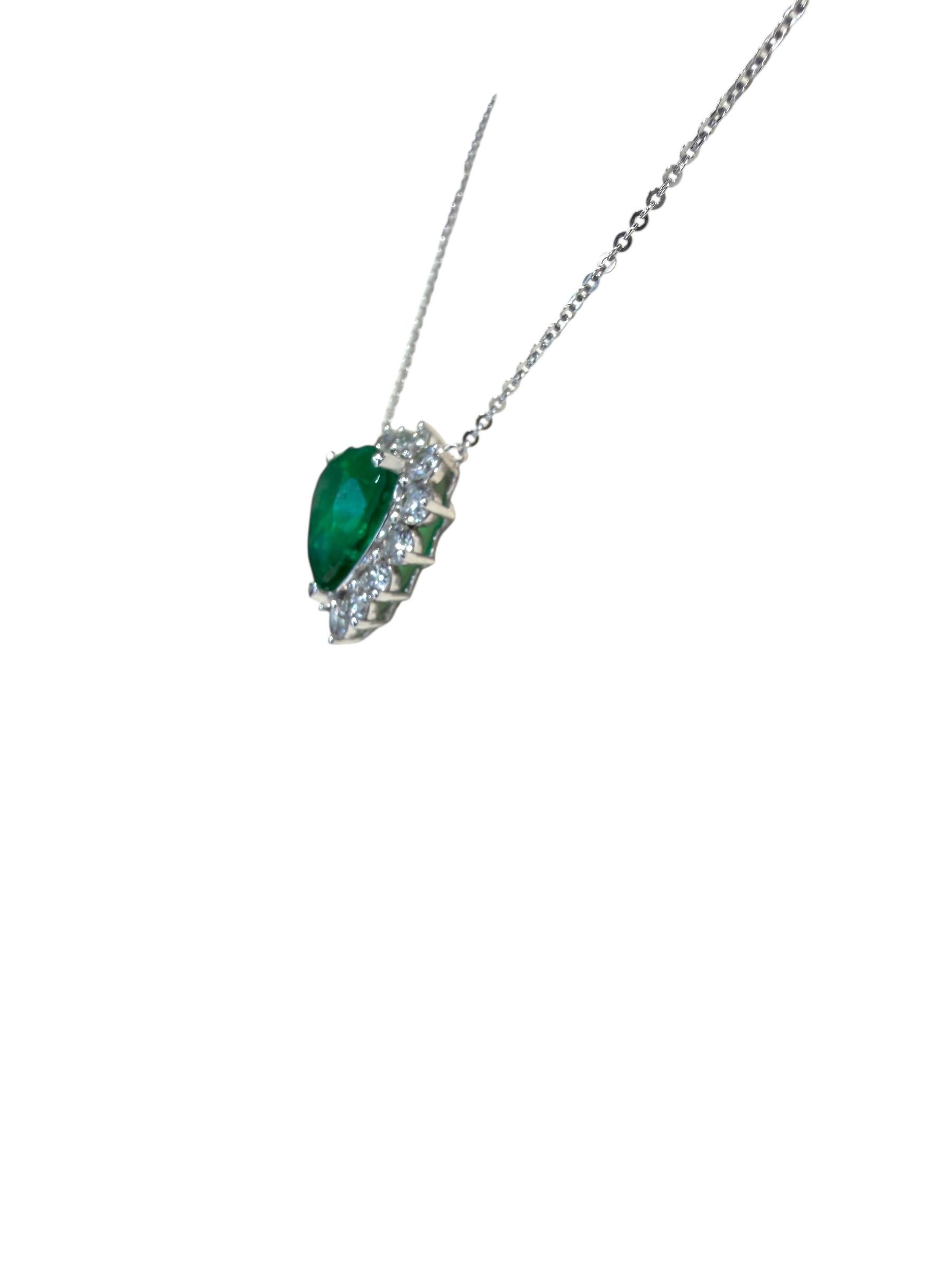 Pendentif en forme de cœur en émeraude de 6,53 ct, collier en or blanc 18 ct avec halo en diamant de 2,24 ct Neuf - En vente à Great Neck, NY
